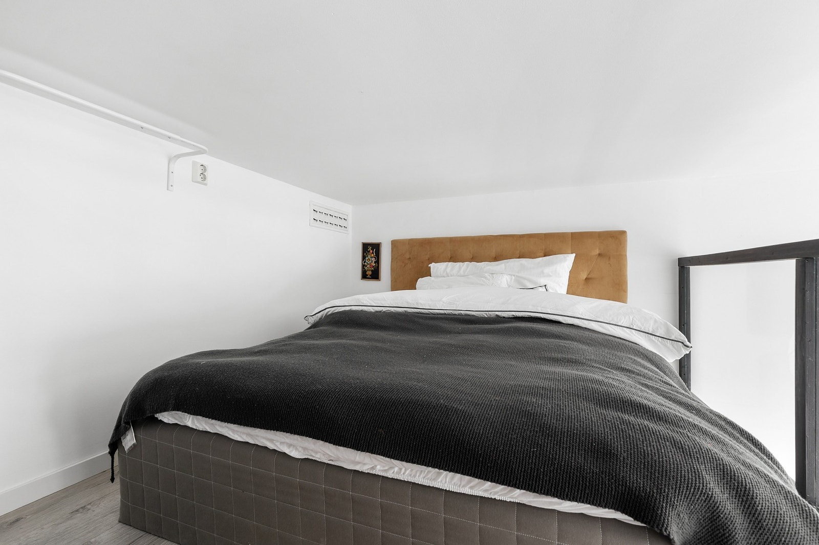 Hems med nyere gulv og glassrekkverk for en åpen romfølelse Galleribilde