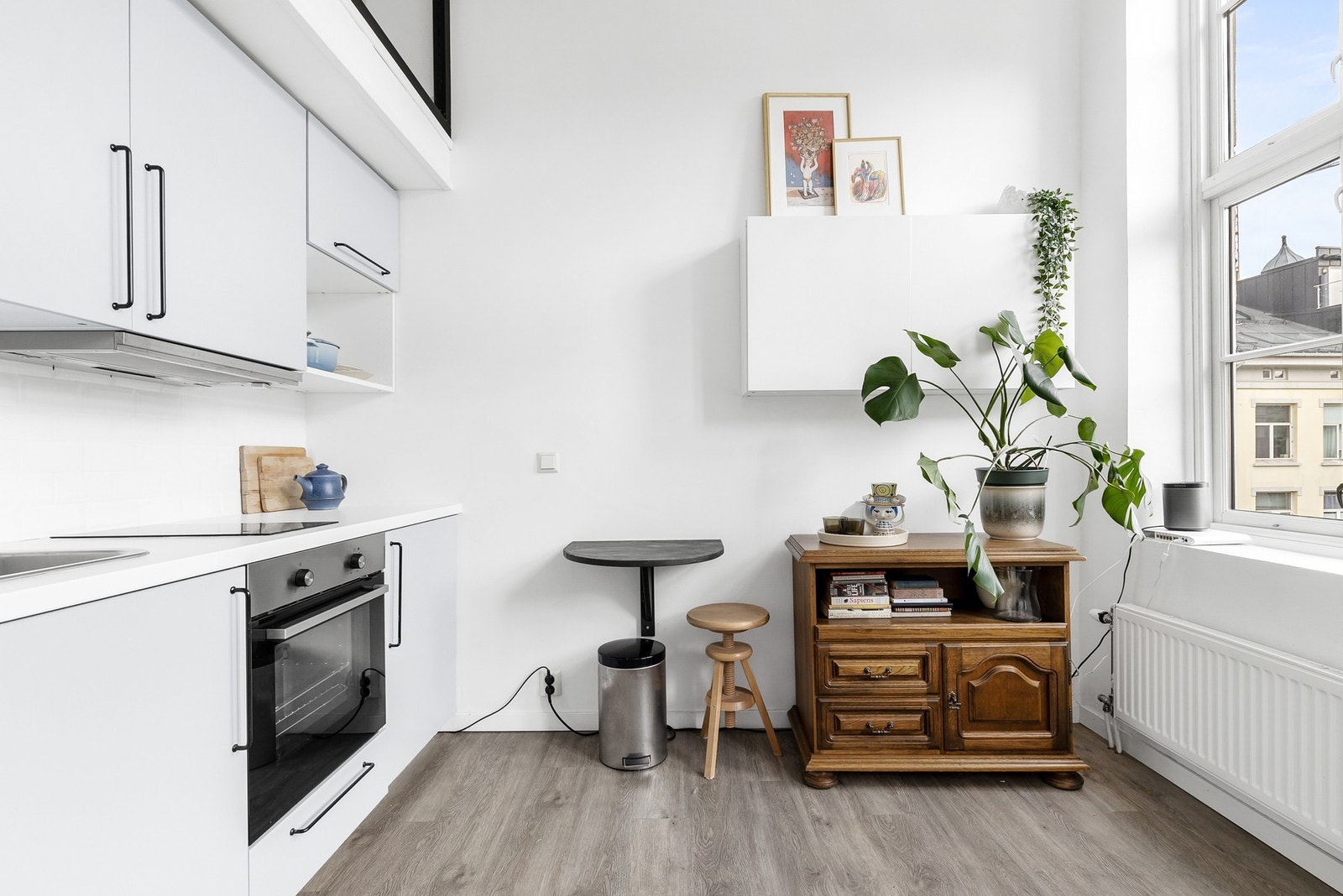 Rommet har slette og lyse vegger, samt laminat på gulv Galleribilde