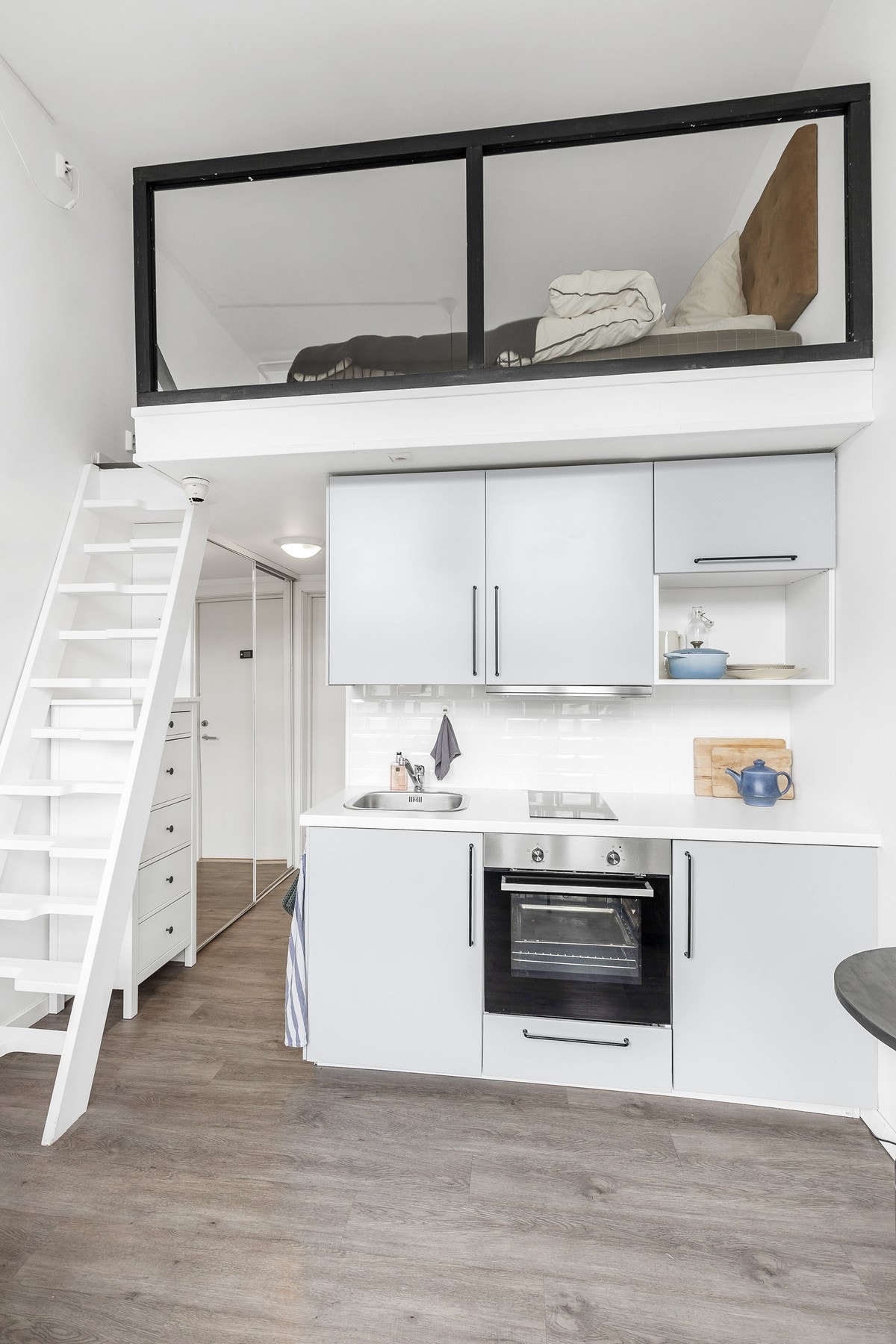 Innredningen er utstyrt med integrert komfyr, kjøleskap og induksjonstopp Galleribilde