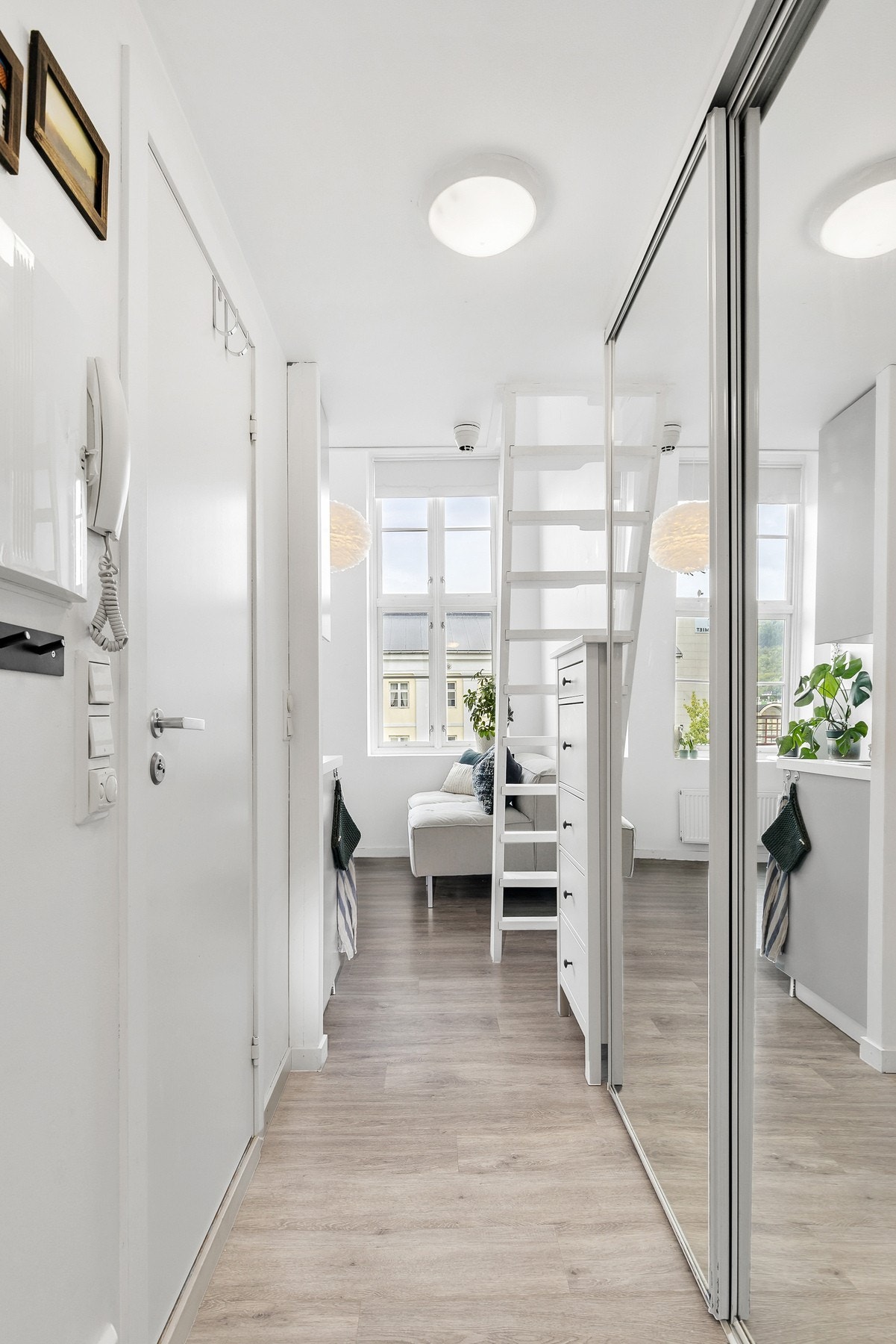 Hyggelig entré med god oppbevaringsplass for klær og sko i skyvedørsgarderobe Galleribilde