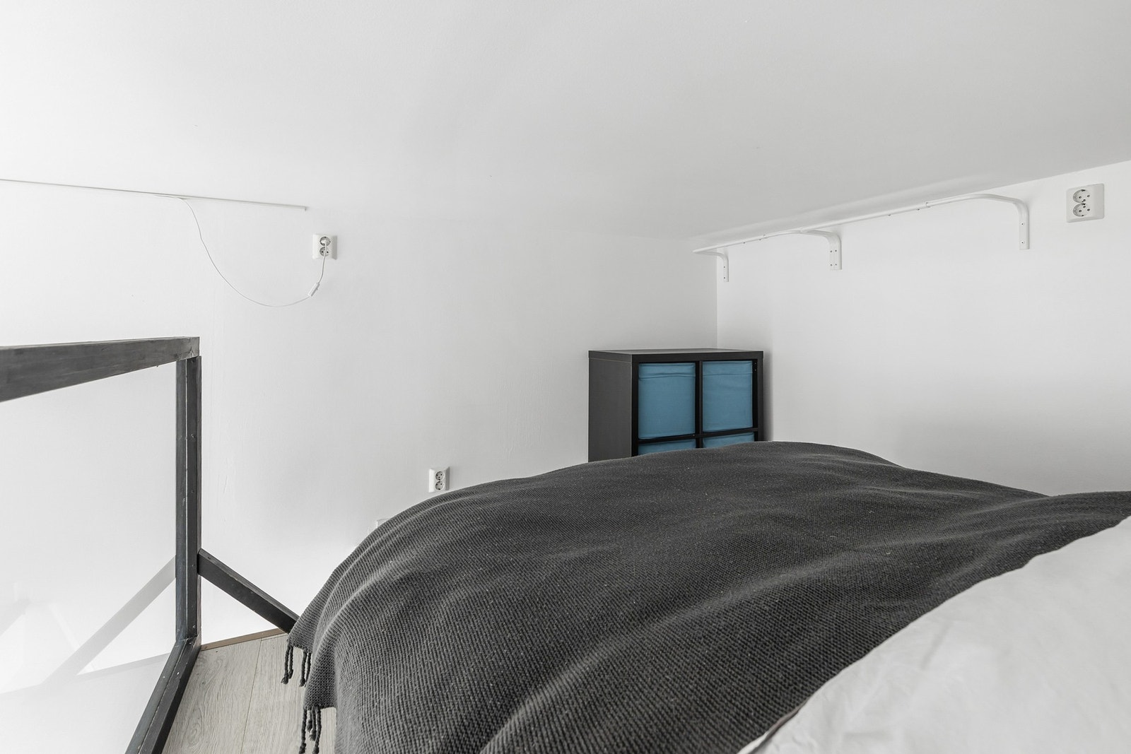 Det er plass til seng og garderobeløsning i form av kommoder Galleribilde