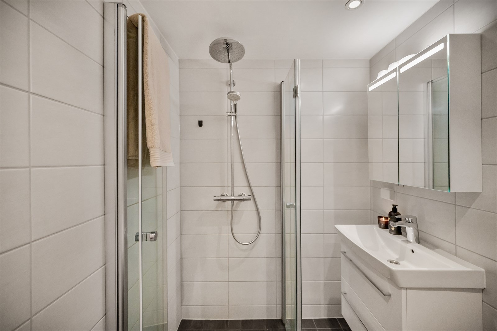 - Badet har godt med oppbevaring i servant- og speilskap - Galleribilde