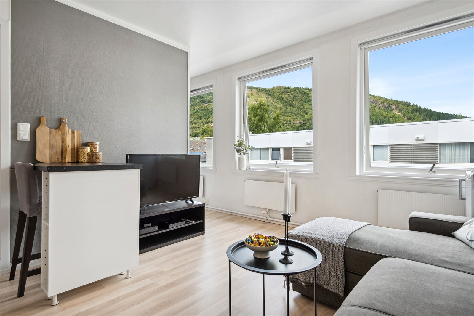 Store vindusflater gir godt med lys inn i boligen. Galleribilde