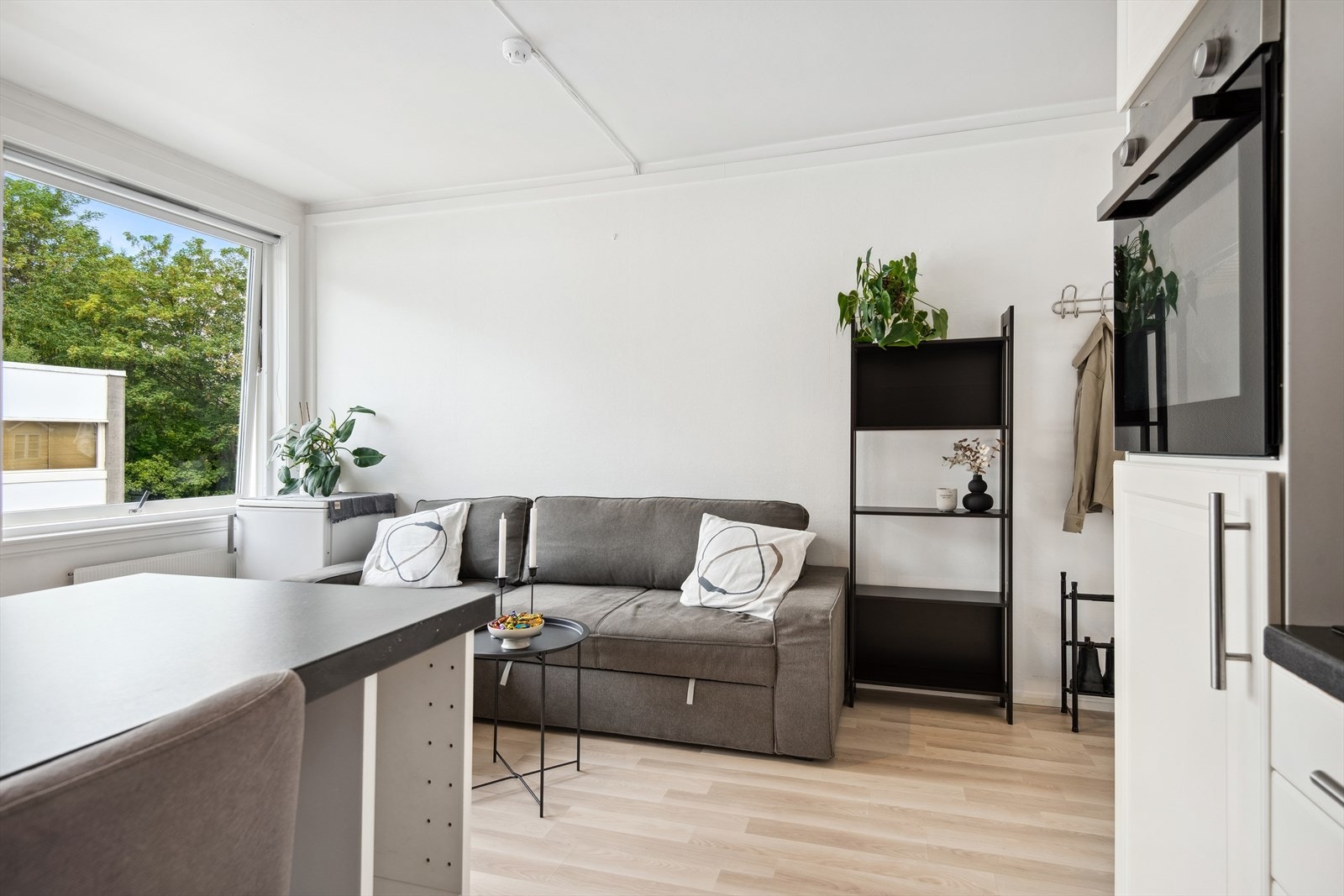 Lys åpen stue/kjøkken. Stort vindu gir godt med lys inn i boligen. Galleribilde