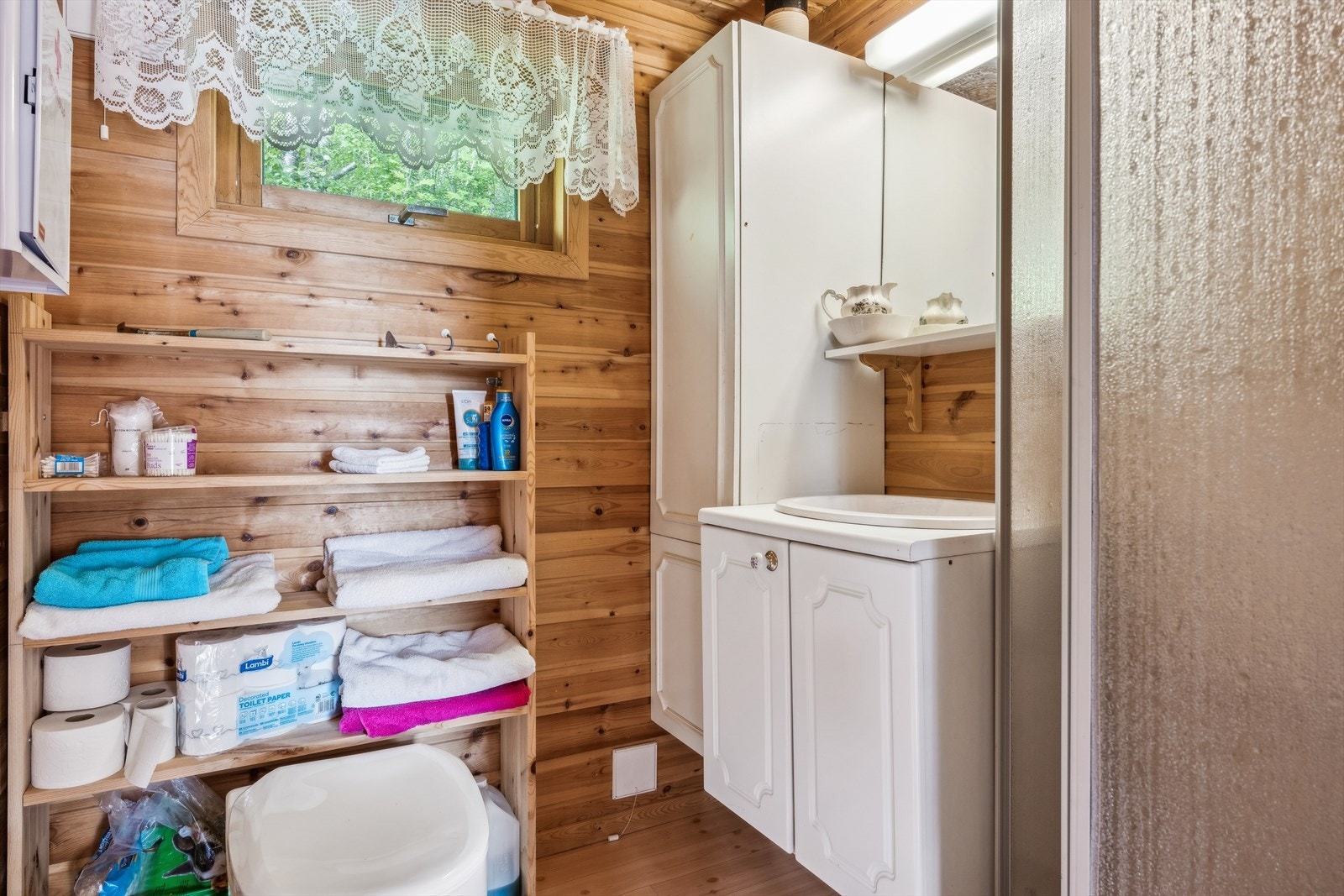 Toalettrommet er utstyrt med servant, dusjkabinett og hyttedo - Det er ikke innlagt vann Galleribilde