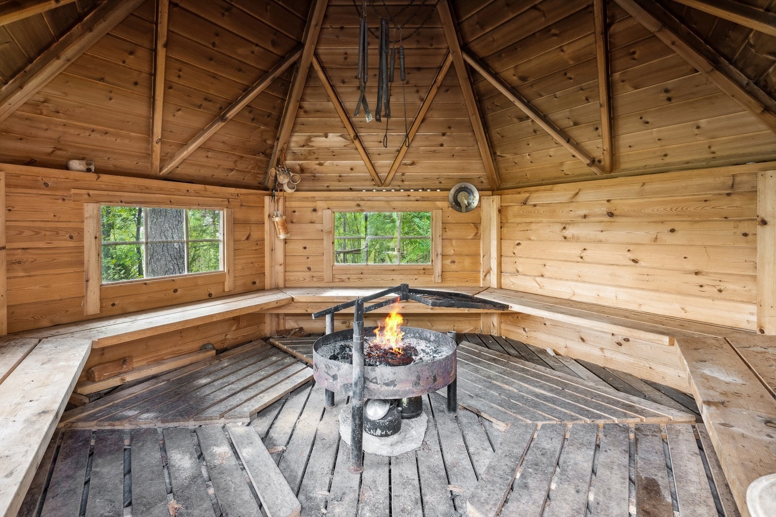Koselig grillstue - Perfekt samlingsplass på dager hvor været ikke spiller på lag Galleribilde