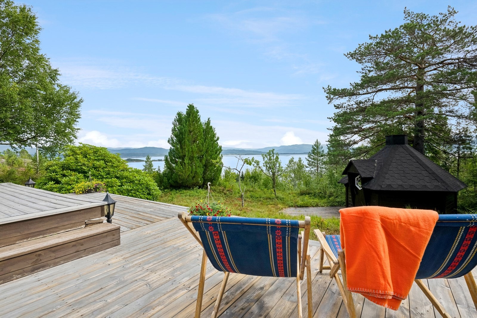 I tillegg til gode solforhold byr eiendommen på en fantastisk utsikt over sjøen og de omkringliggende fjellene Galleribilde