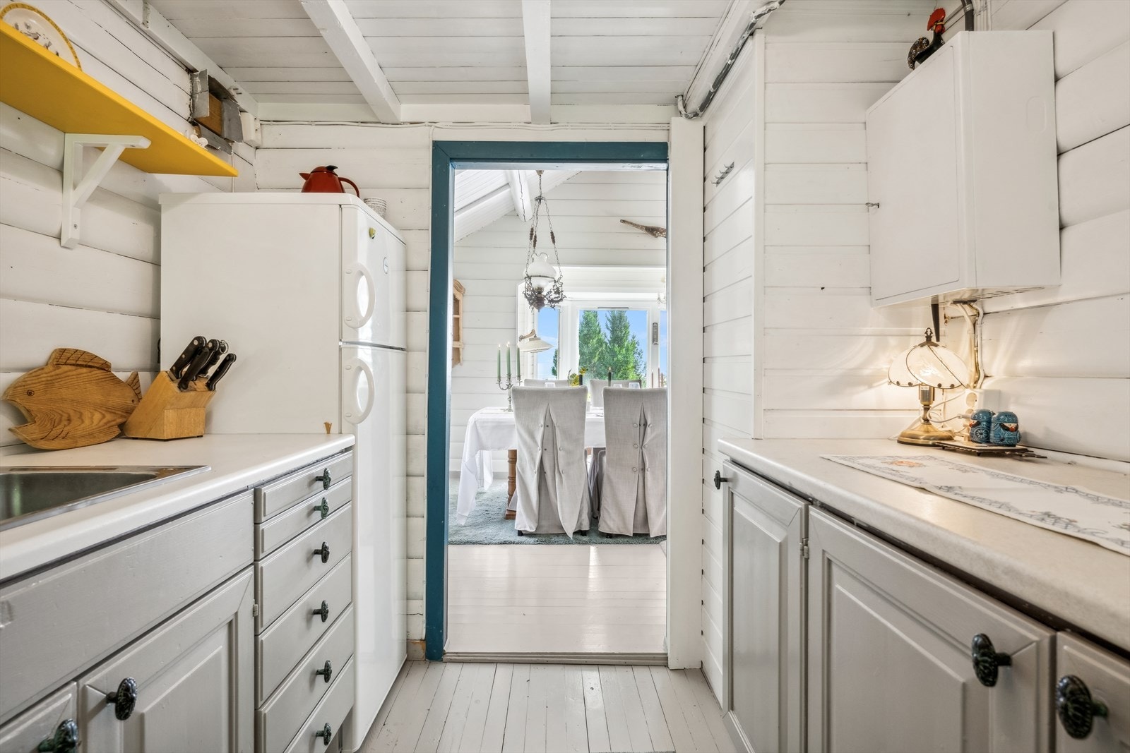 Kjøkkeninnredningen består av profilerte malte fronter og benkeplate i laminat med nedfelt vask Galleribilde