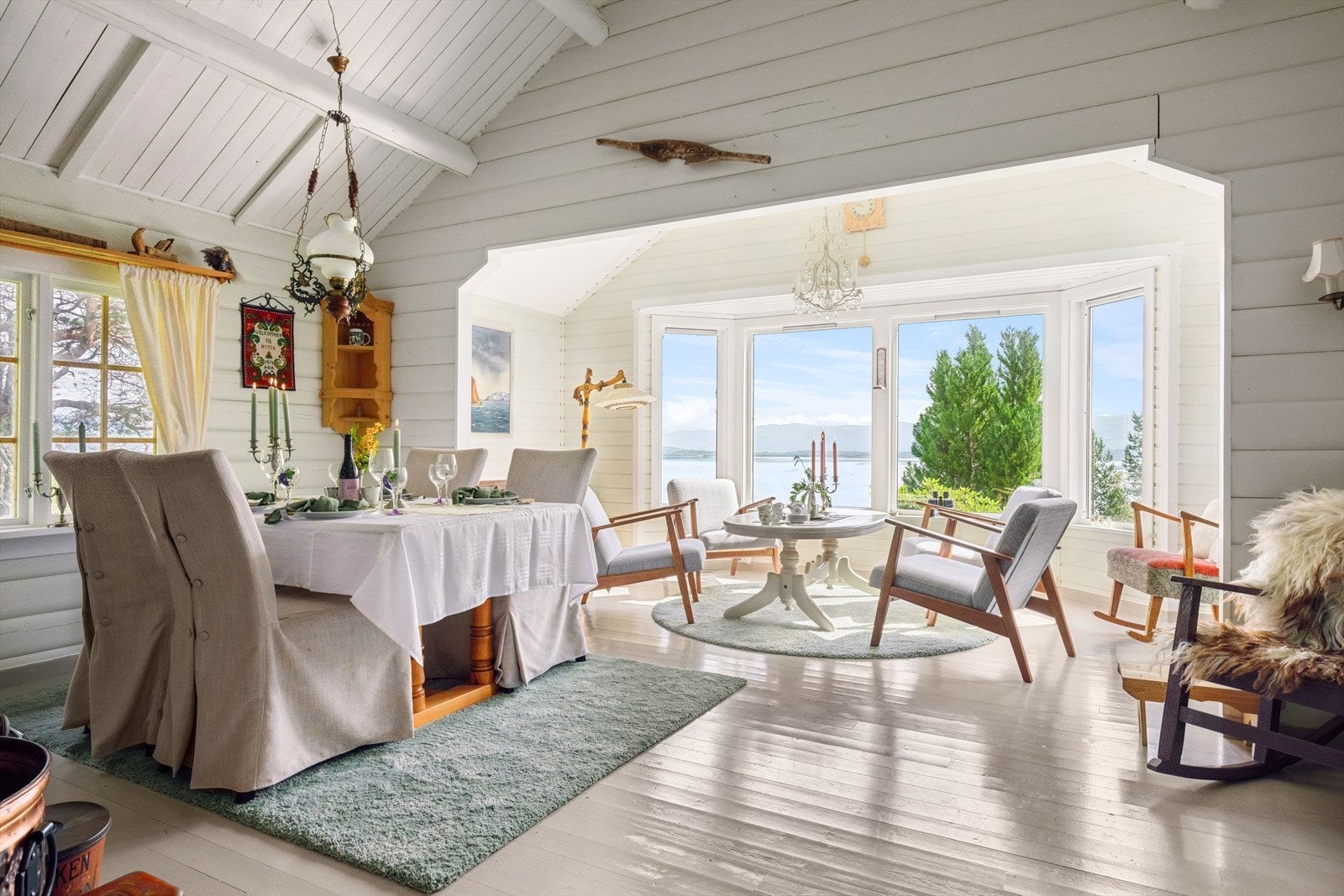 Rommet er møbleringsvennlig med god plass til både spisebord og sittegruppe Galleribilde