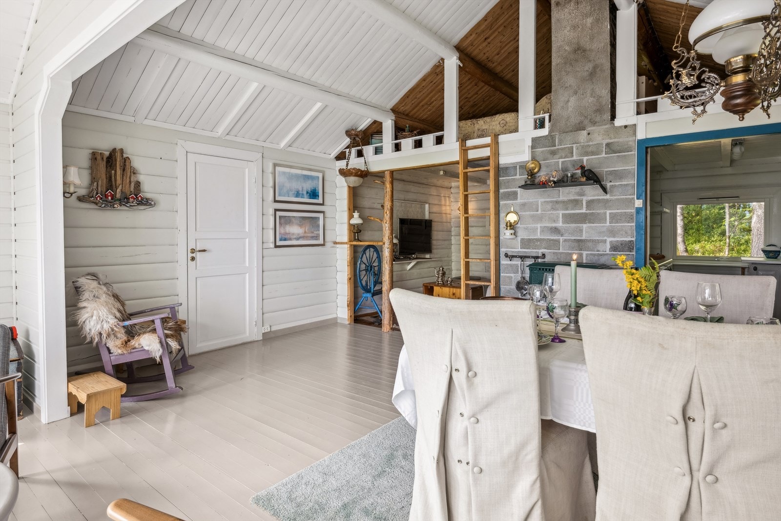 Stuen er utført med lysmalte overflater og har en ekstra god takhøyde som skaper et luftig rom Galleribilde