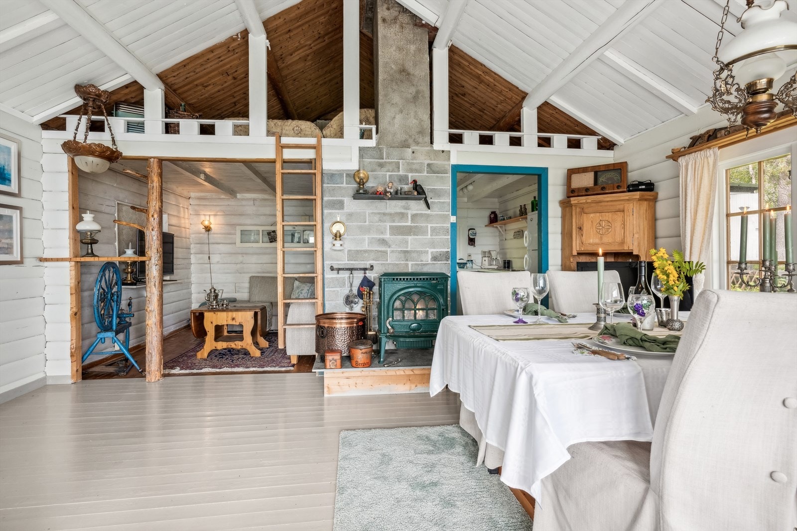 Fra stuen er det adkomst til kjøkkenet og stige opp til hemsen Galleribilde