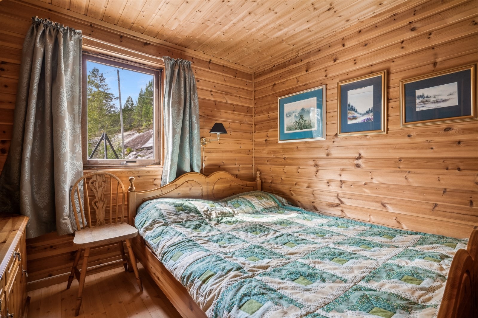 Hytten har to soverom - Det ene er innredet med dobbeltseng og det andre med køyeseng Galleribilde