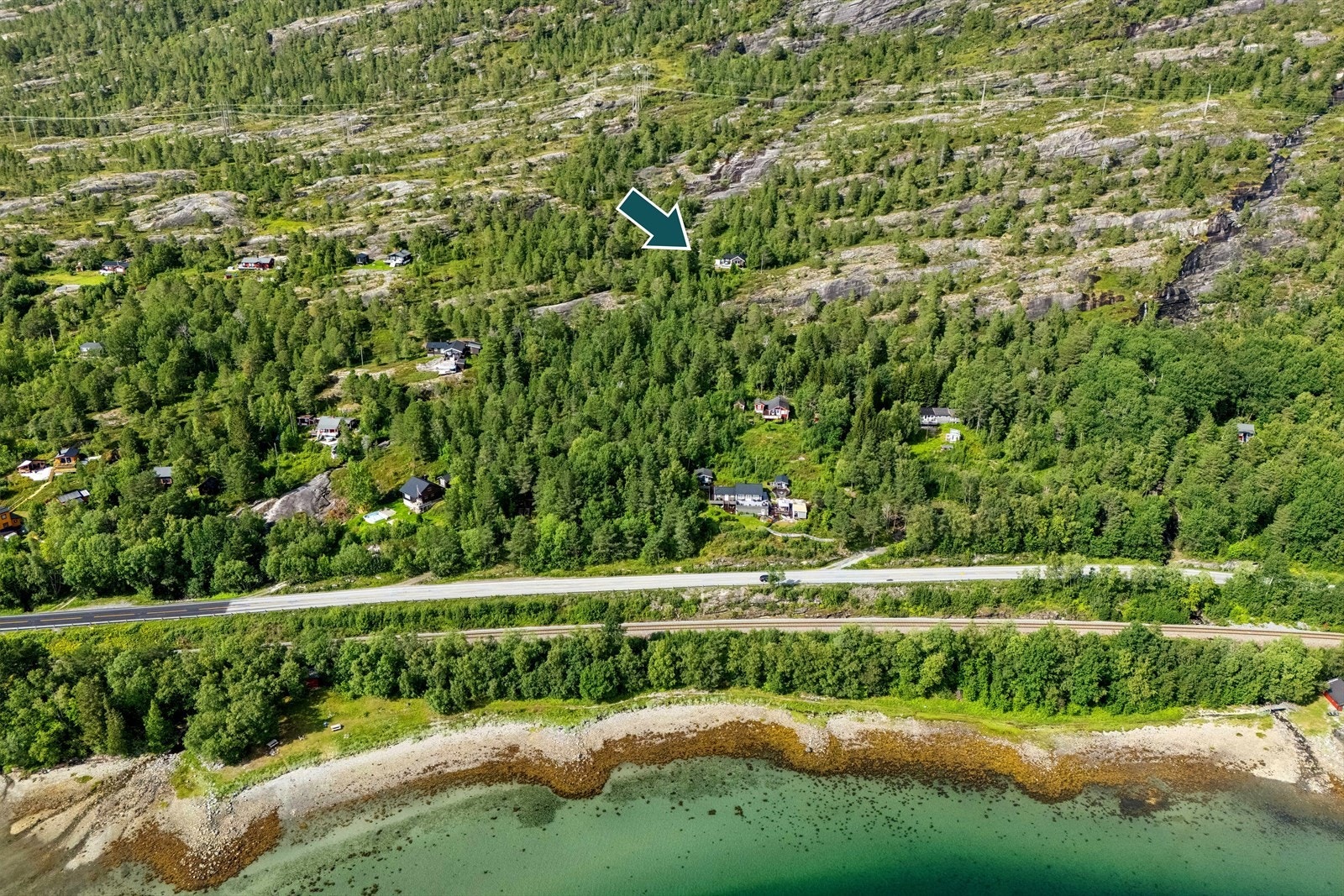 Hytten har en tilbaketrukket og usjenert beliggenhet helt øverst i feltet - Det er felles parkeringsplass ved veien og videre adkomst til hytten via sti Galleribilde