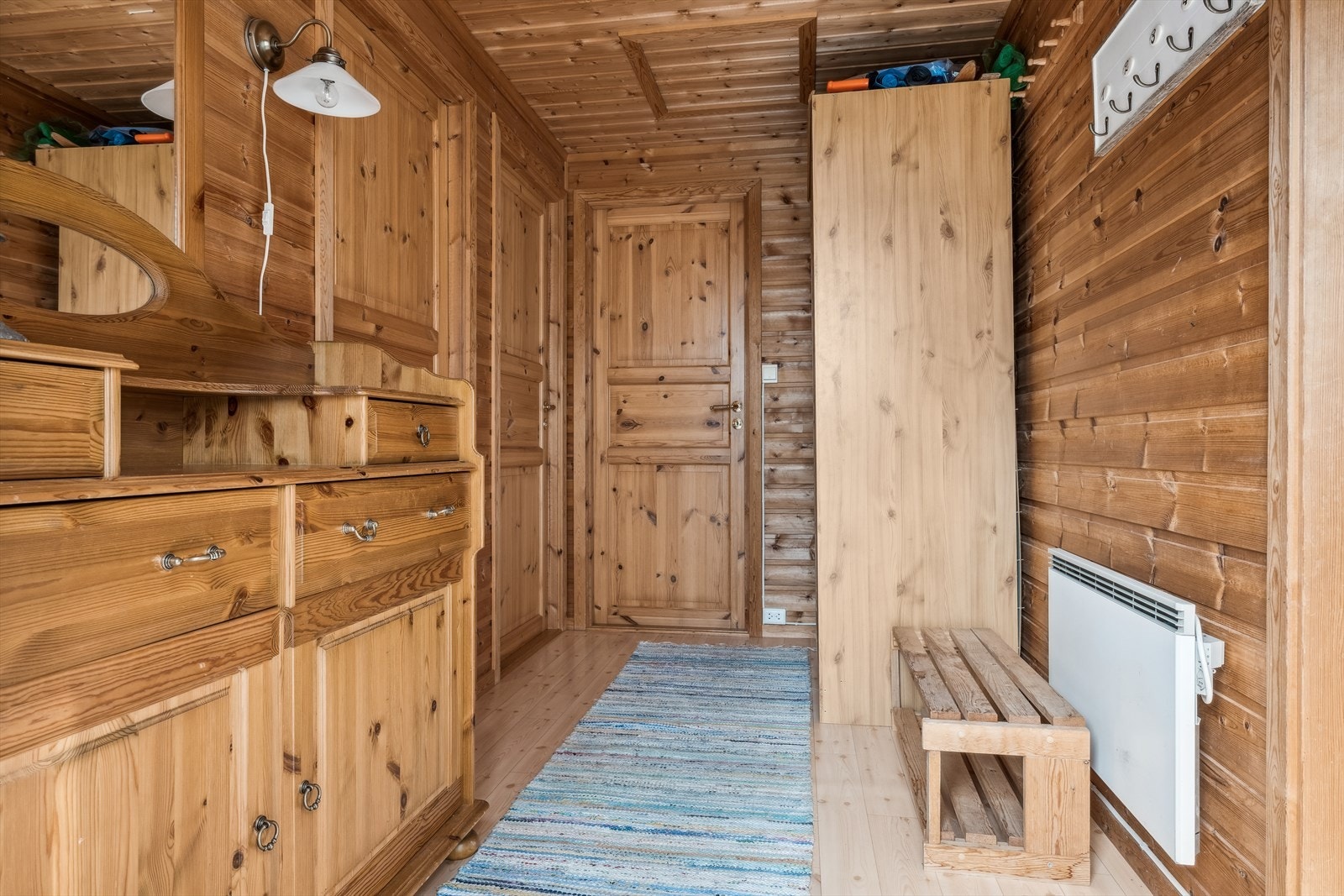 Du ønskes velkommen inn i en hyggelig entrè med god plass til oppbevaring av yttertøy - Herfra er det videre adkomst til begge soverommene, toalettrommet og inn i stuen Galleribilde