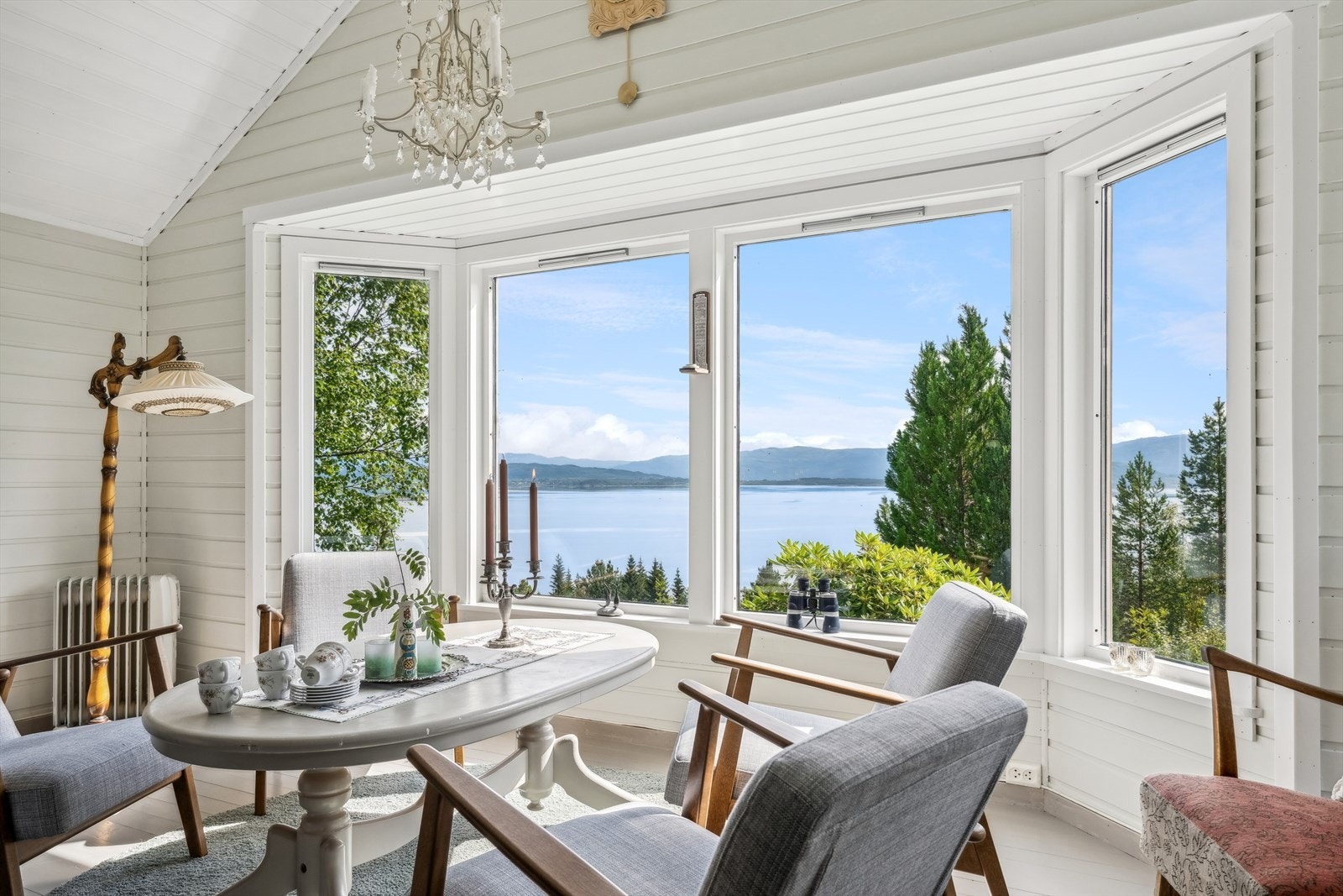 Legg spesielt merke til den nydelige utsikten gjennom vinduene mot sør Galleribilde