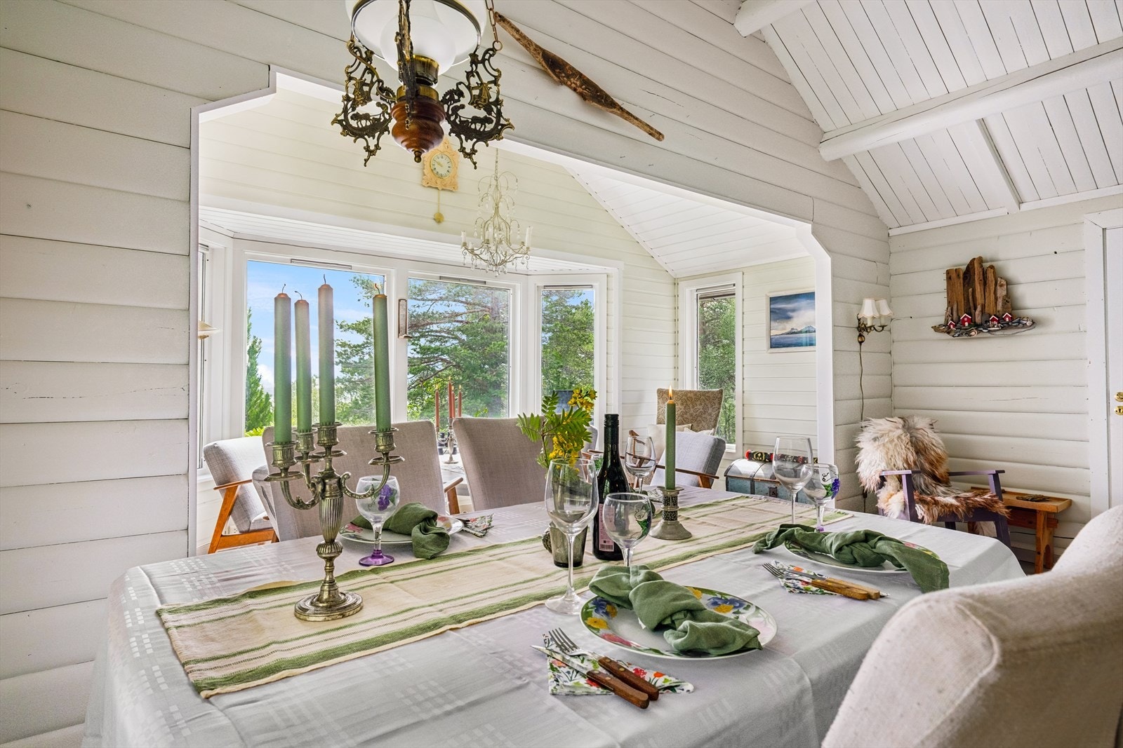 De store vindusflatene slipper inn rikelig med naturlig lys Galleribilde