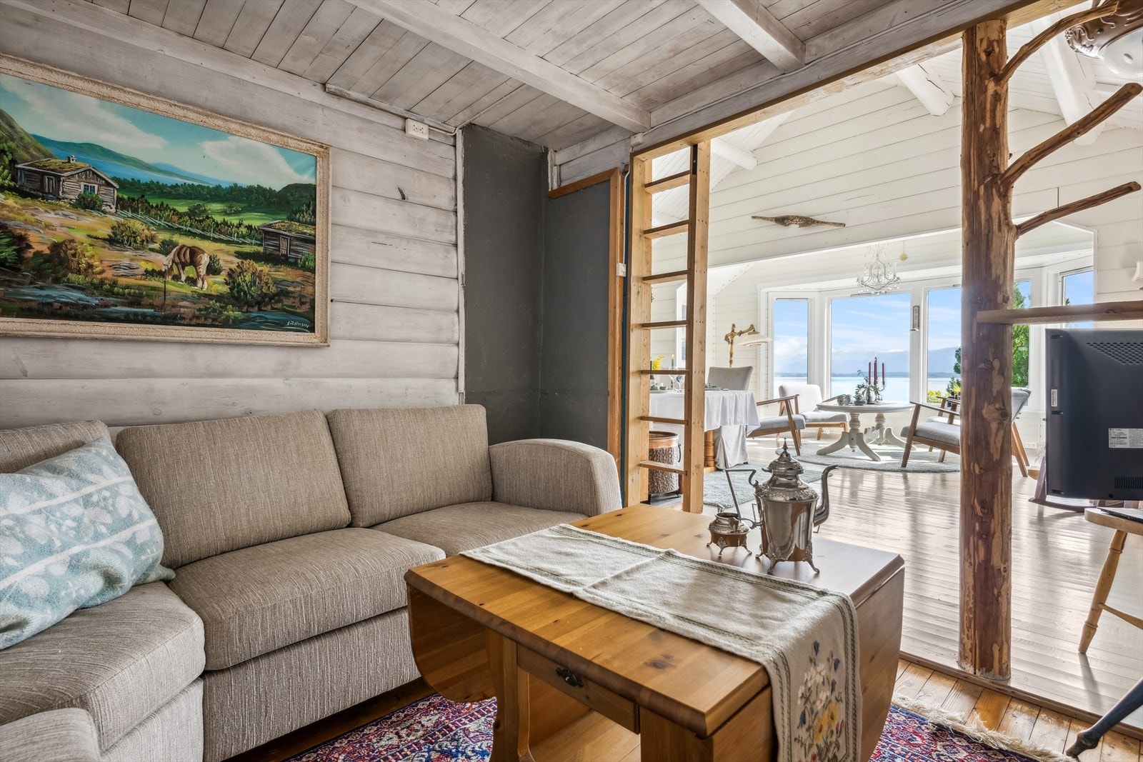 Egen krok i stuen som benyttes til TV-stue Galleribilde