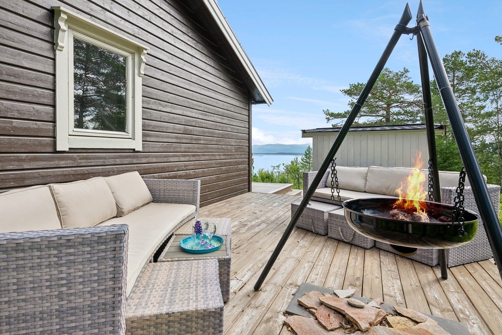 Terrassen har god plass til utemøblement Galleribilde