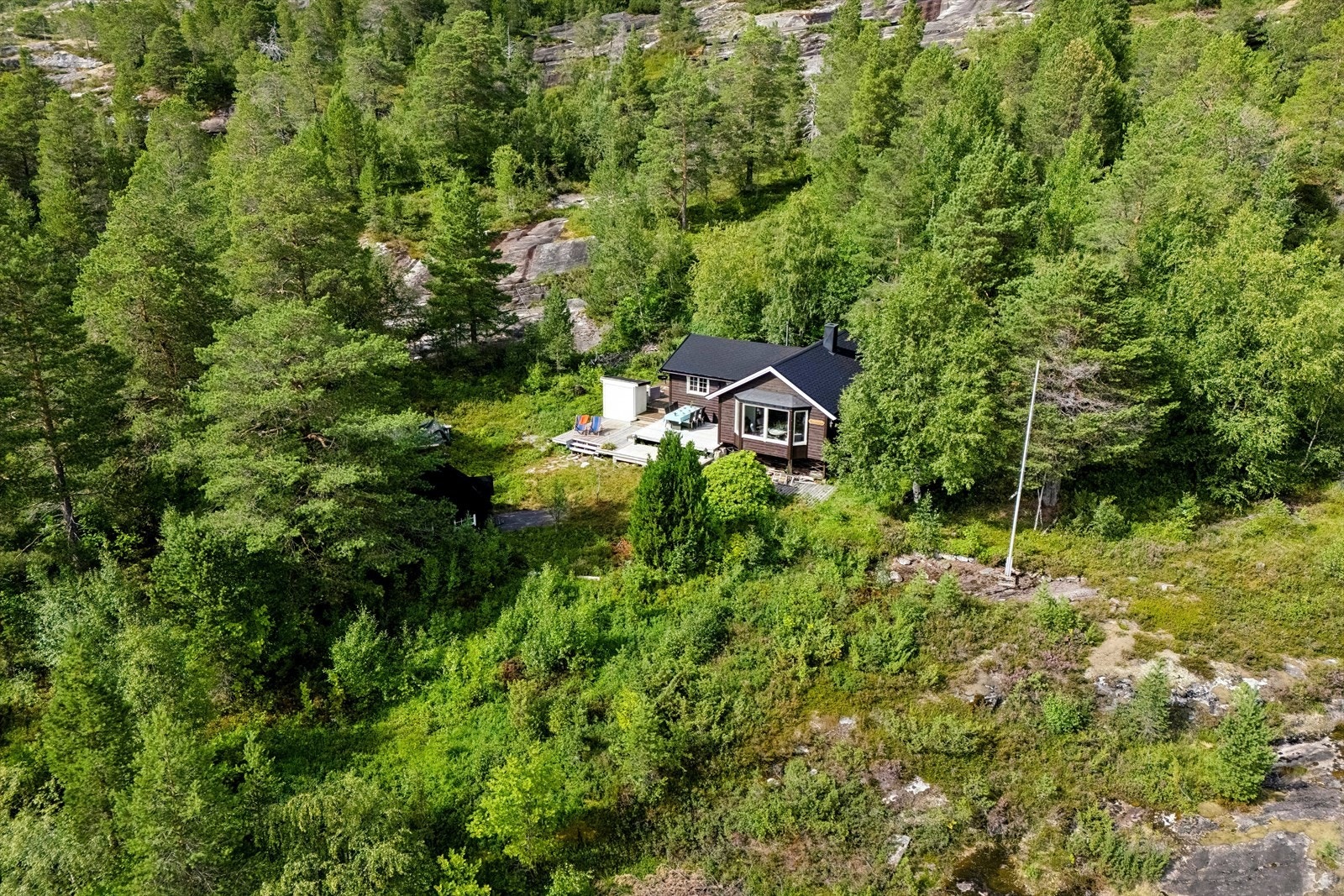På eiendommen finner du hytte fra ca. 1970 med tilhørende utvendig bod og grillstue Galleribilde