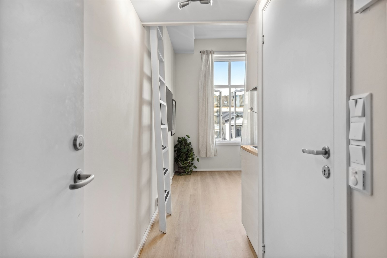 Velkommen inn! Her møtes du av en lys og praktisk entré. Entrédør i brannklasse B-30 med 38 desibel lydmotstand. Galleribilde