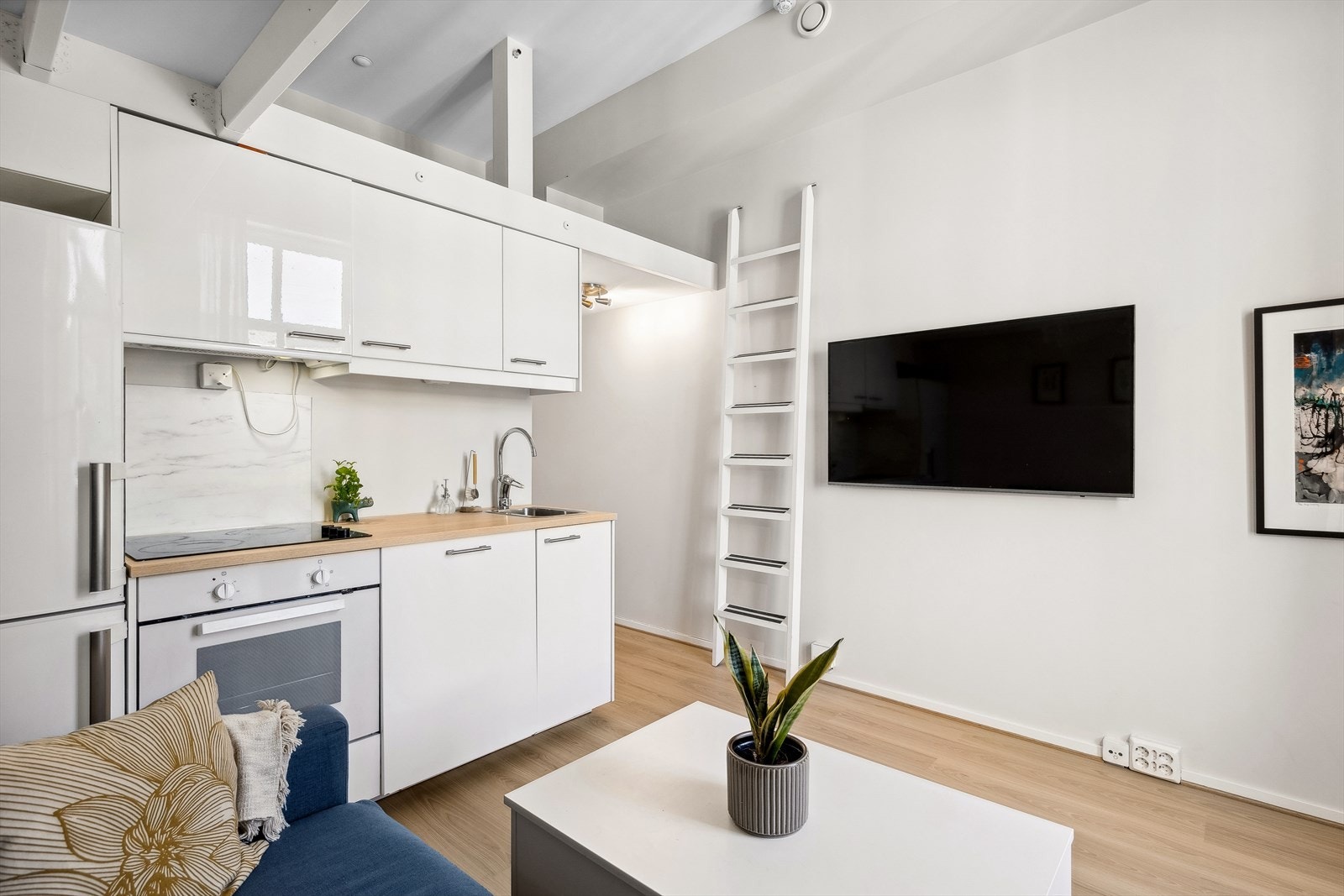 Bygården ble renovert i 2014/2015 og leiligheten holder således en gjennomgående fin og moderne standard. Pusset opp i 2024. Galleribilde