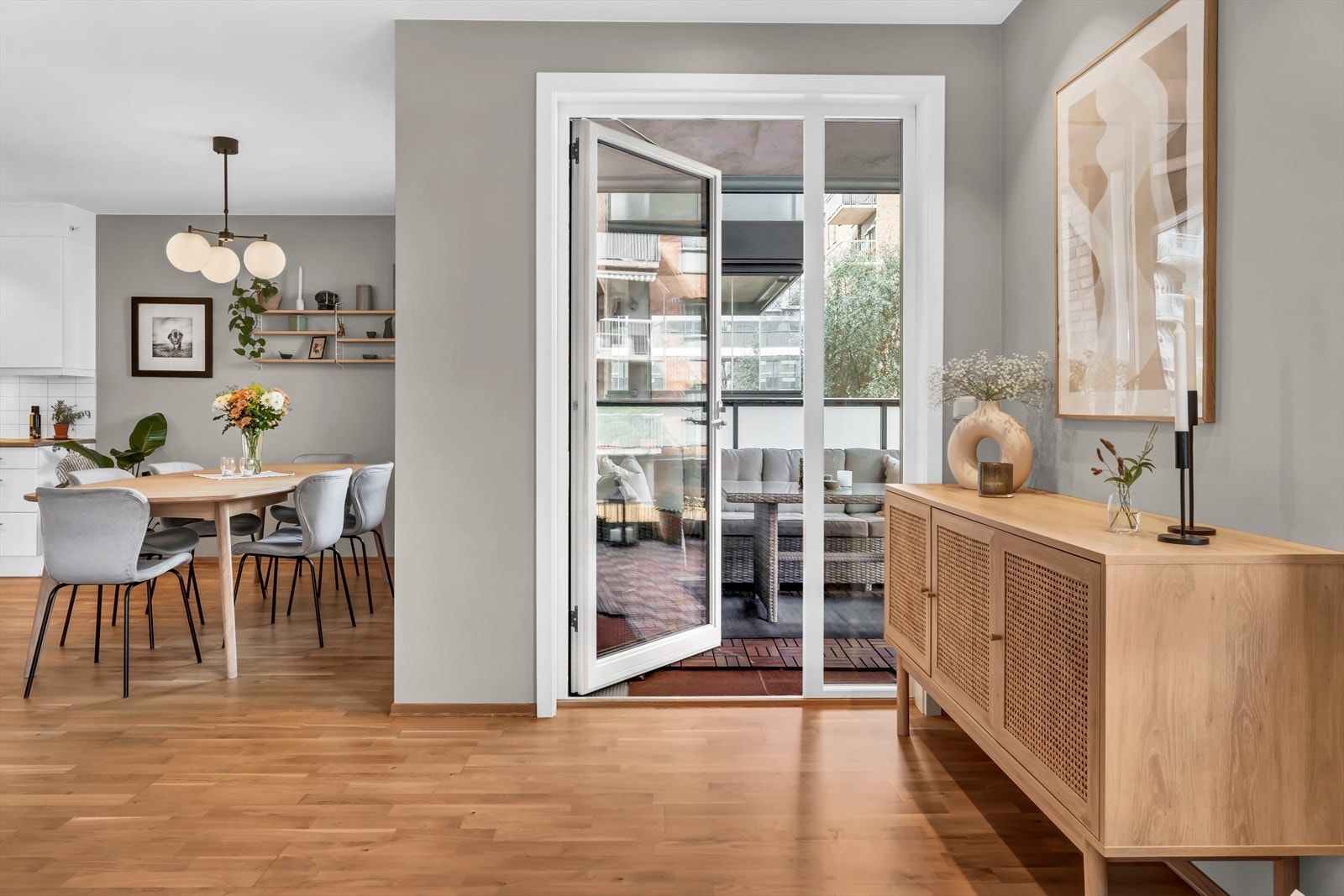 Leiligheten har trestavsparkett og slette vegger i delikate fargevalg Galleribilde