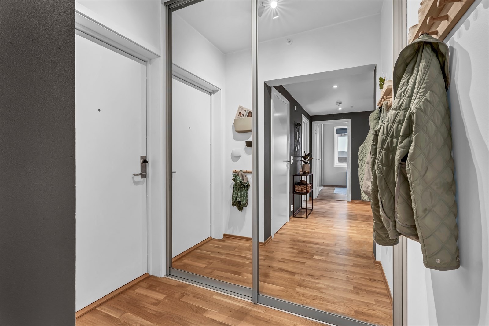 Entréen har skyvedørsgarderobe (smal dybde) med speilfronter og dørcalling Galleribilde
