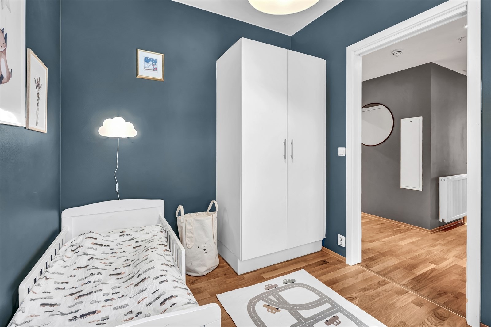 Garderobeskap med glatte fronter Galleribilde