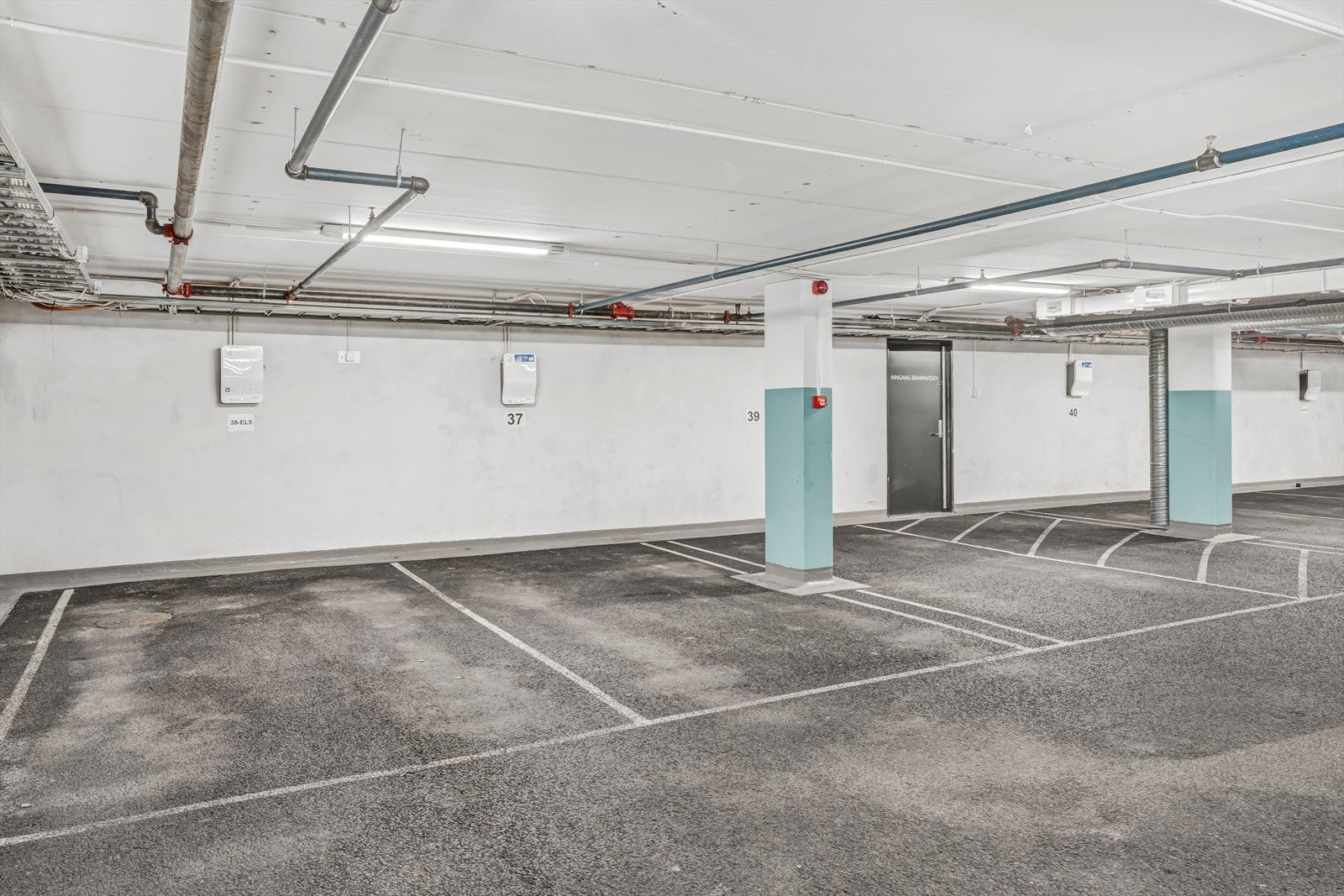 Det medfølger en parkeringsplass med elbil-lader samt en kjellerbod på ca. 6,8 kvm Galleribilde