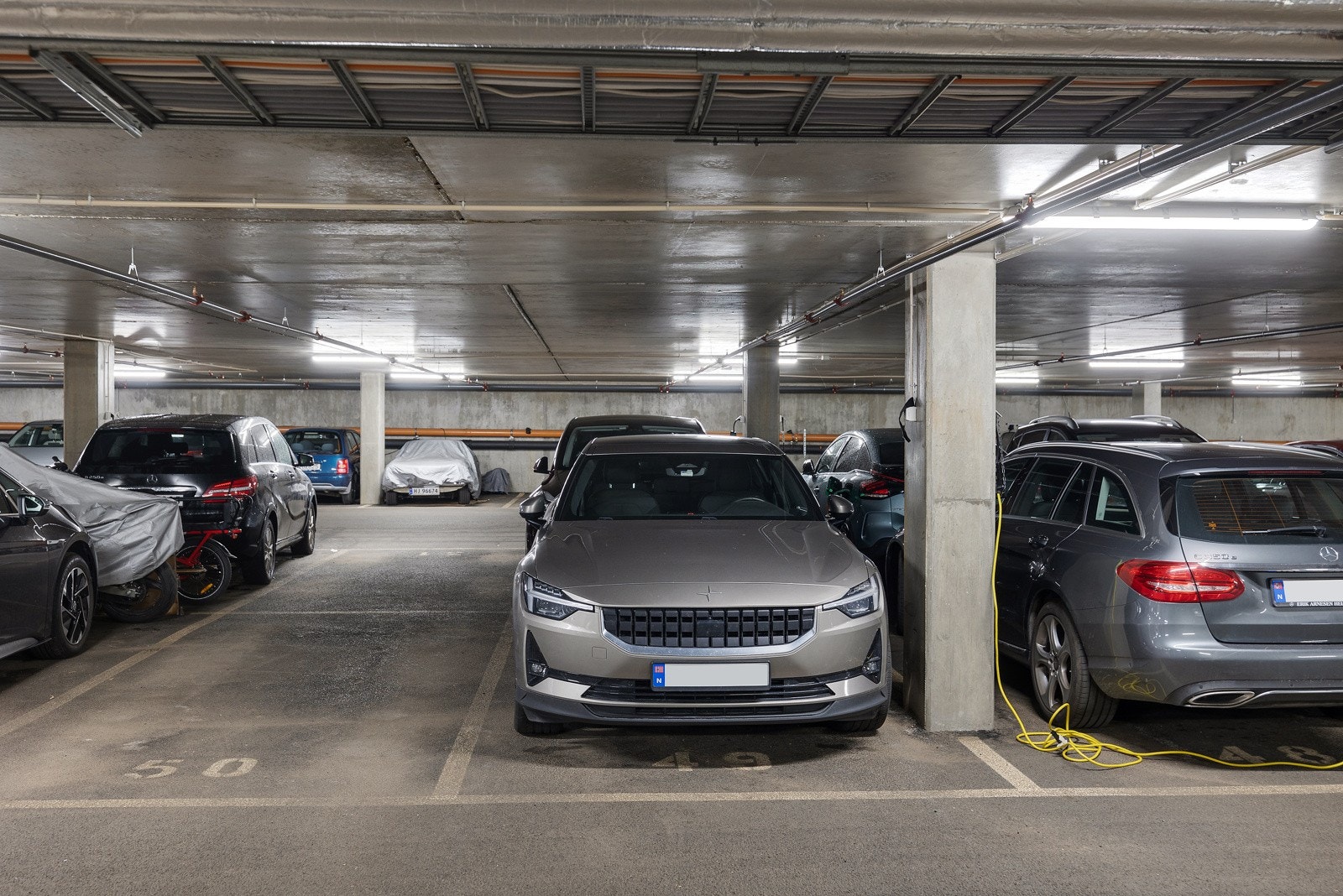 Det medfølger egen parkeringsplass i garasjeanlegg. Galleribilde