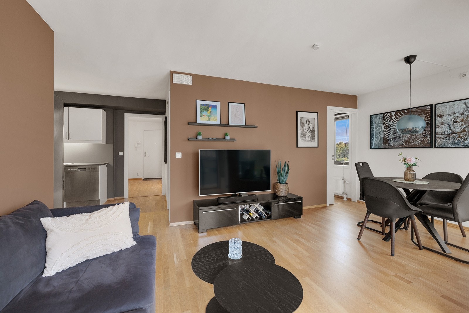 Stuen er malt i en delikat brun-tone. Galleribilde