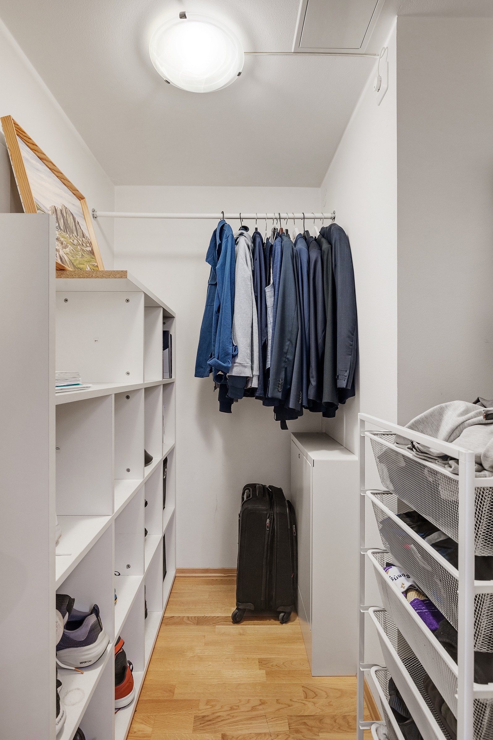 I entreen er det egen bod med praktiske oppbevaringsløsninger. Galleribilde