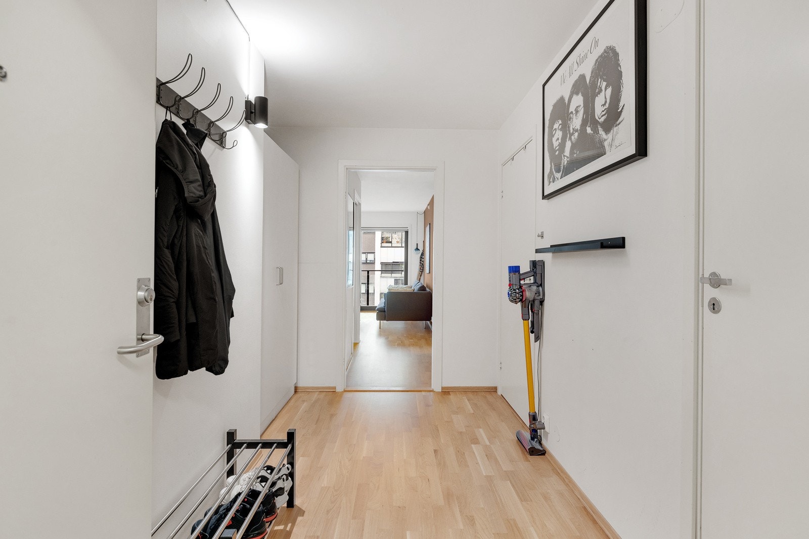 En romslig og lys entré er det første som møter deg. Galleribilde