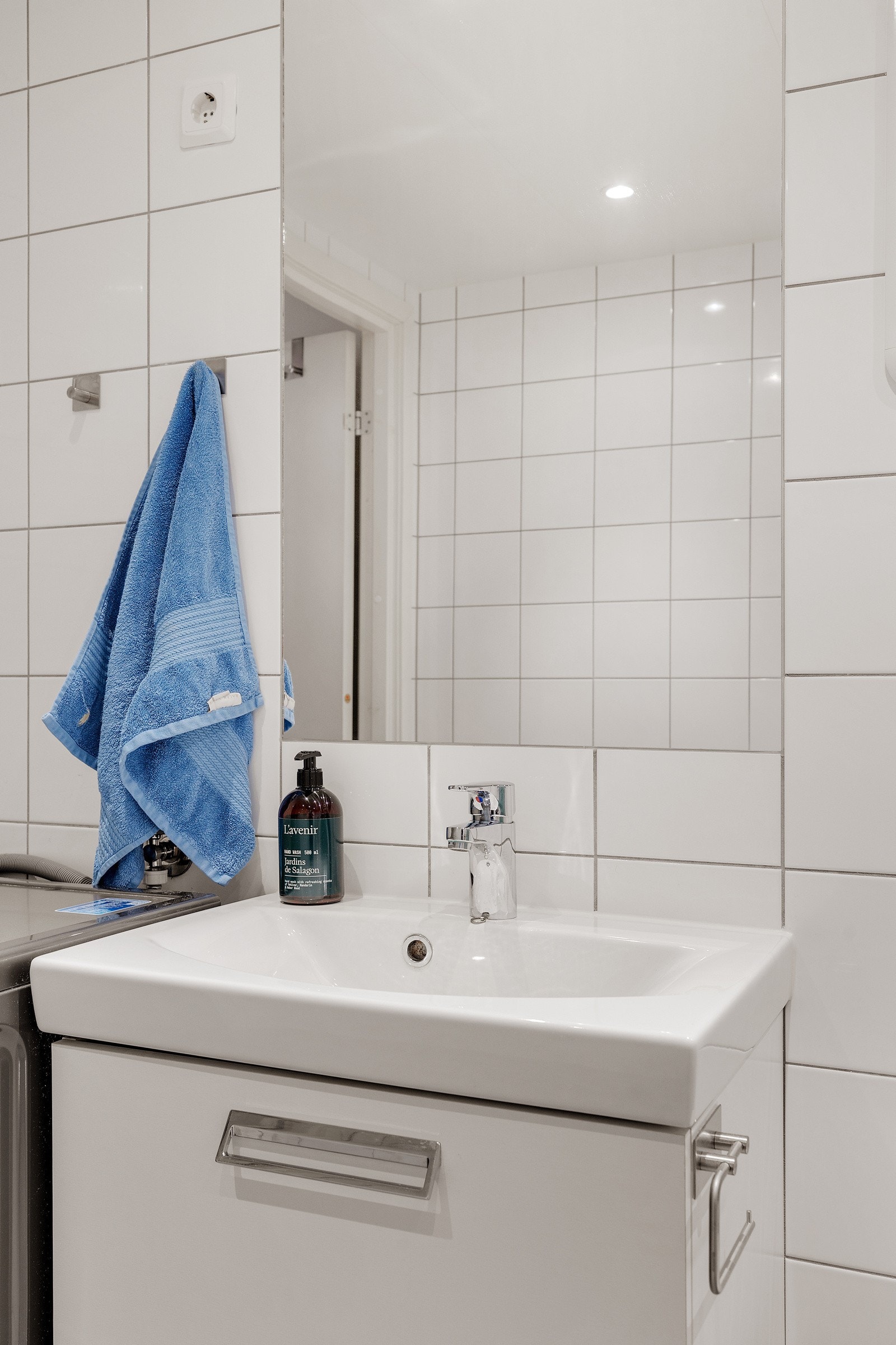 Badet har servant med underskap, immnurt speil og eget dusjhjørne med svingbare glassdører. Galleribilde