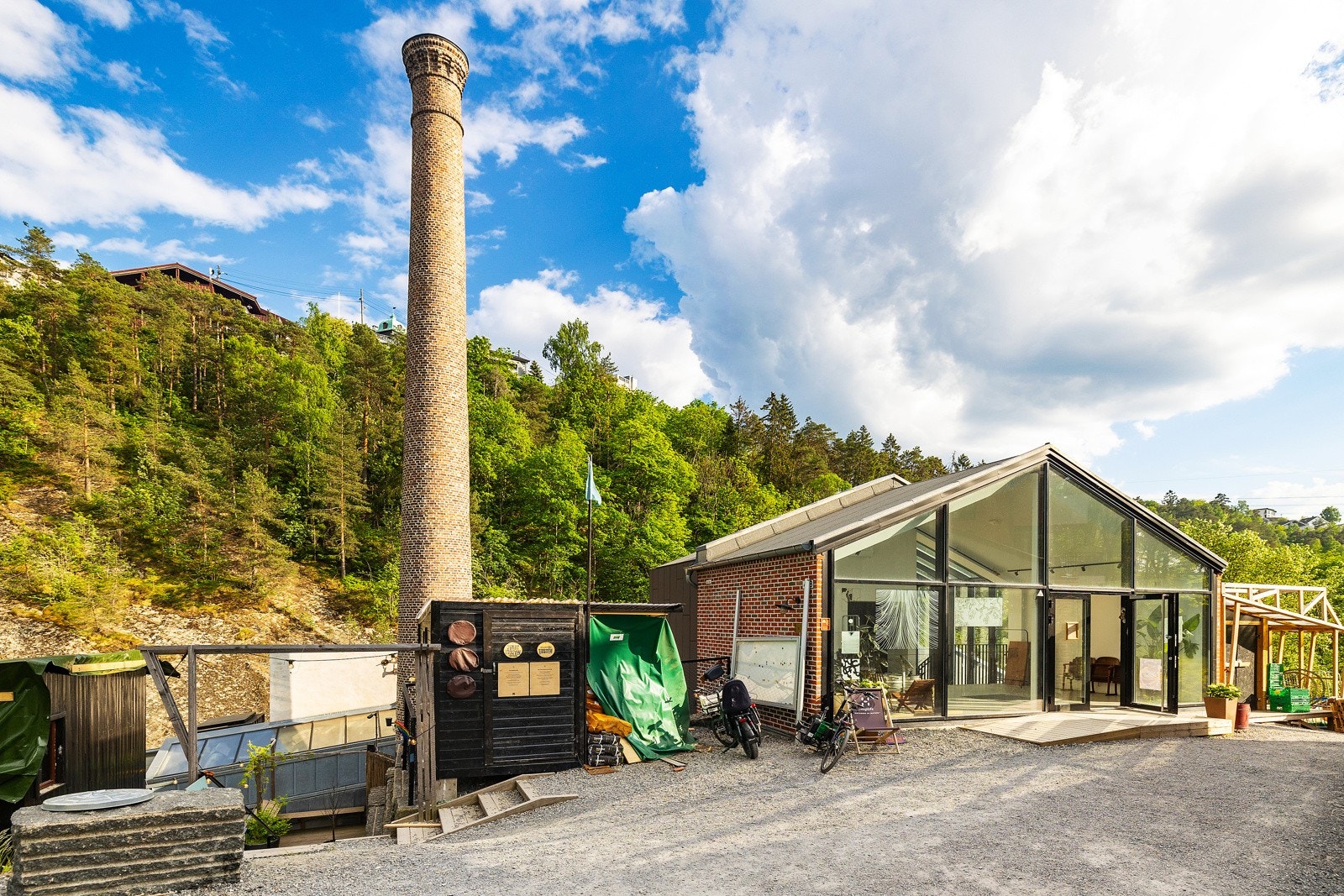 Kruttverket ligger i en gammel fabrikk ved Alnaelva, Gamle Oslo. Her får du musikk, dans, nabolagspub, kafé, kunst og plutselige pop-up's. Galleribilde