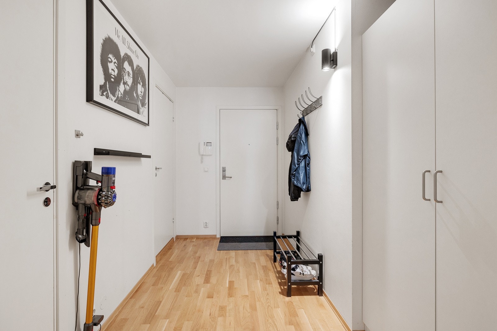 Det er god plass til garderobeløsning for å henge fra seg ytterklær og sko. Galleribilde