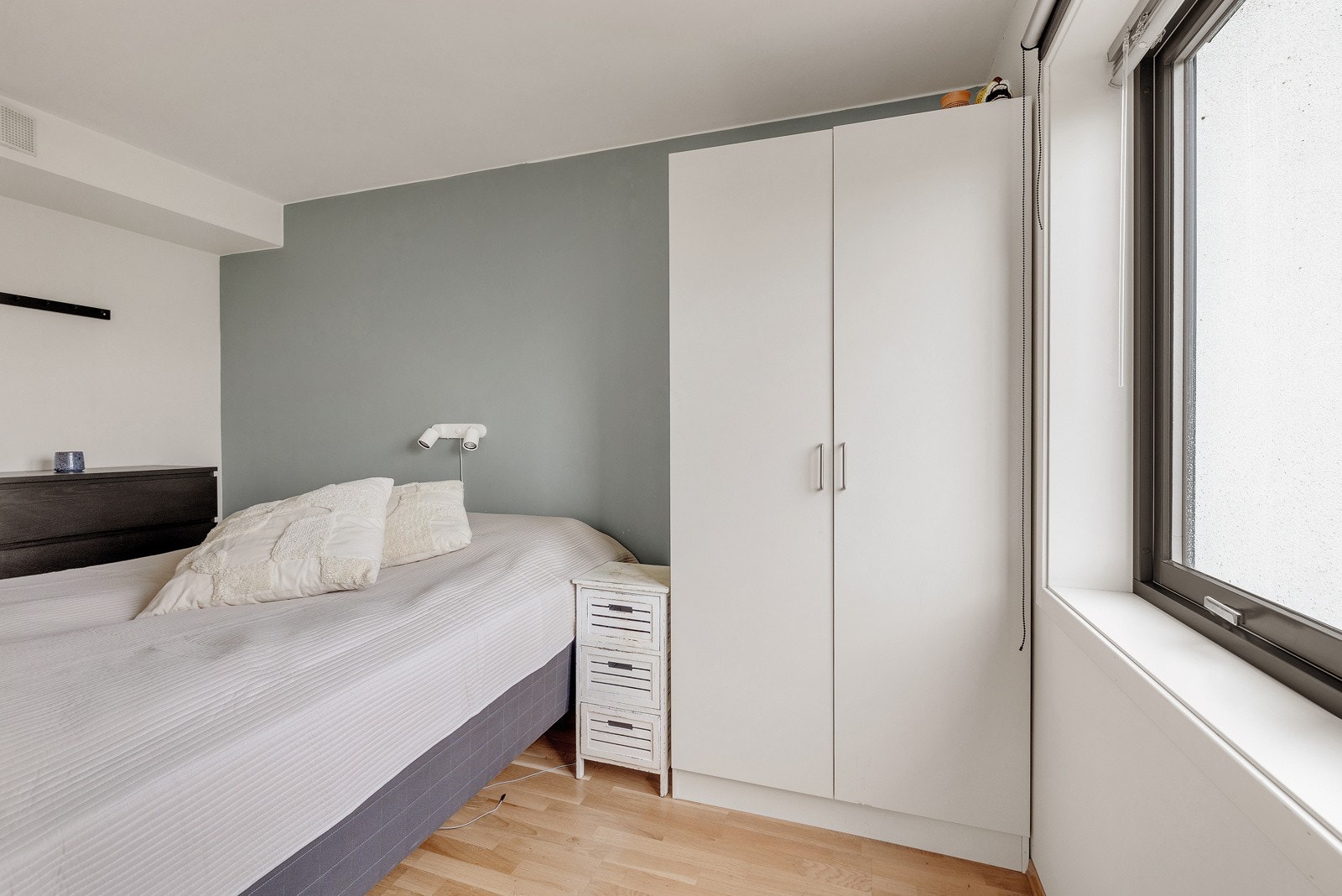 Det er god plass til dobbeltseng, nattbord og gardrobeløsning. Galleribilde