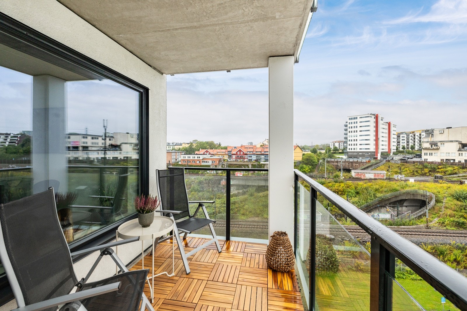 En lys og moderne 2-roms leil. med egen østvendt balkong på ca. 8 kvm og parkeringsplass i felles garasjeanlegg. Galleribilde