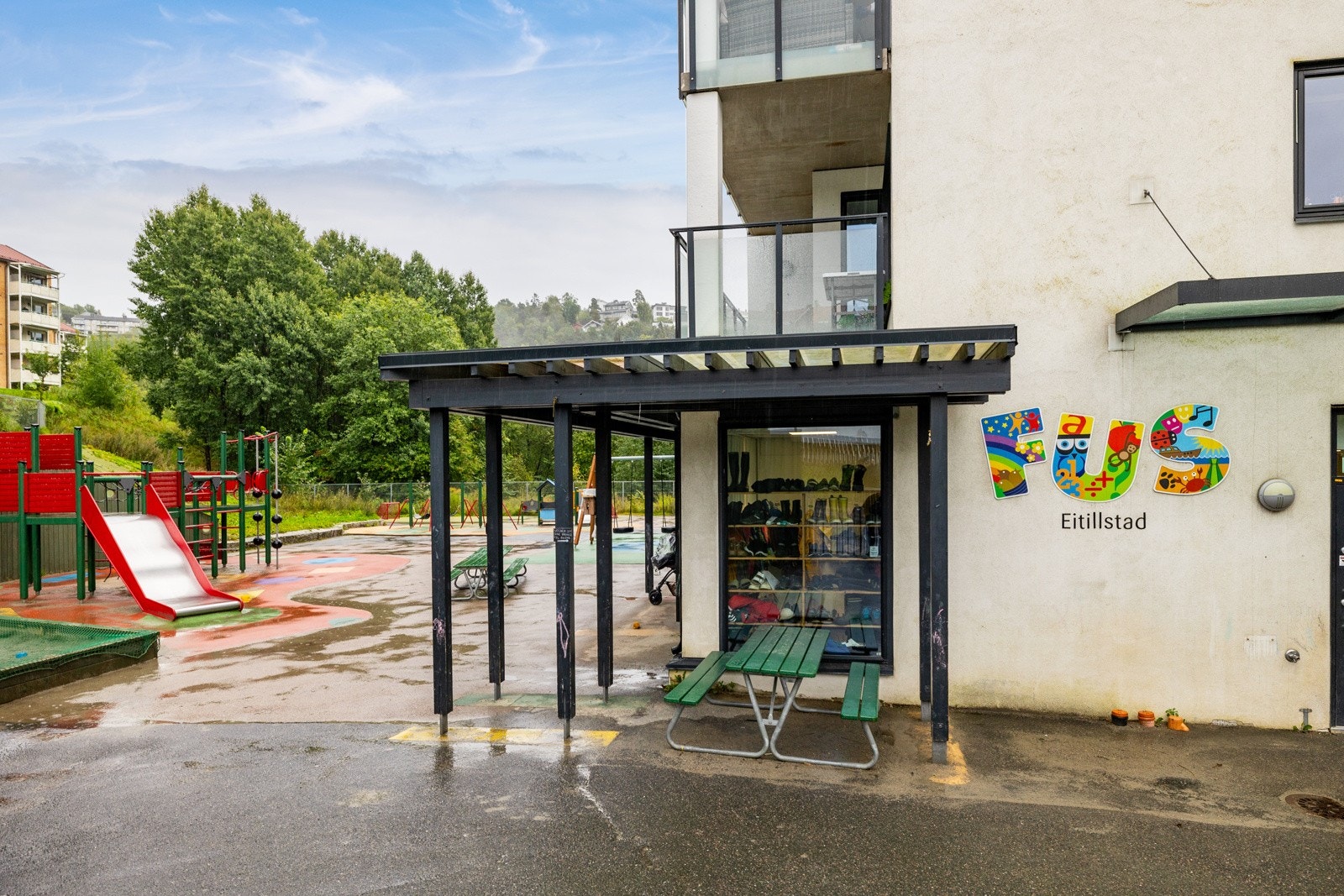Eiltilstad FUS barnehage ligger i samme bygg som leiligheten, og har tilgang til utearealer innenfor åpningstidene. Galleribilde