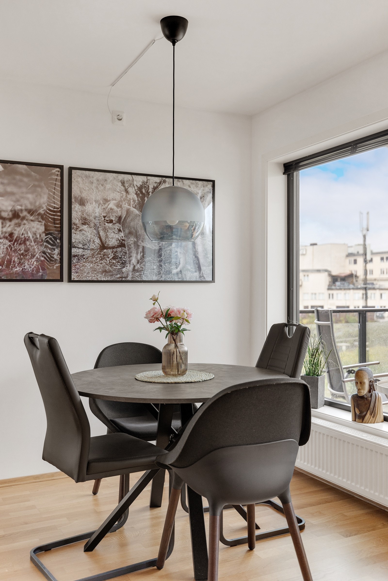 Hyggelig å samles rundt spisebordet til et godt måltid! Galleribilde