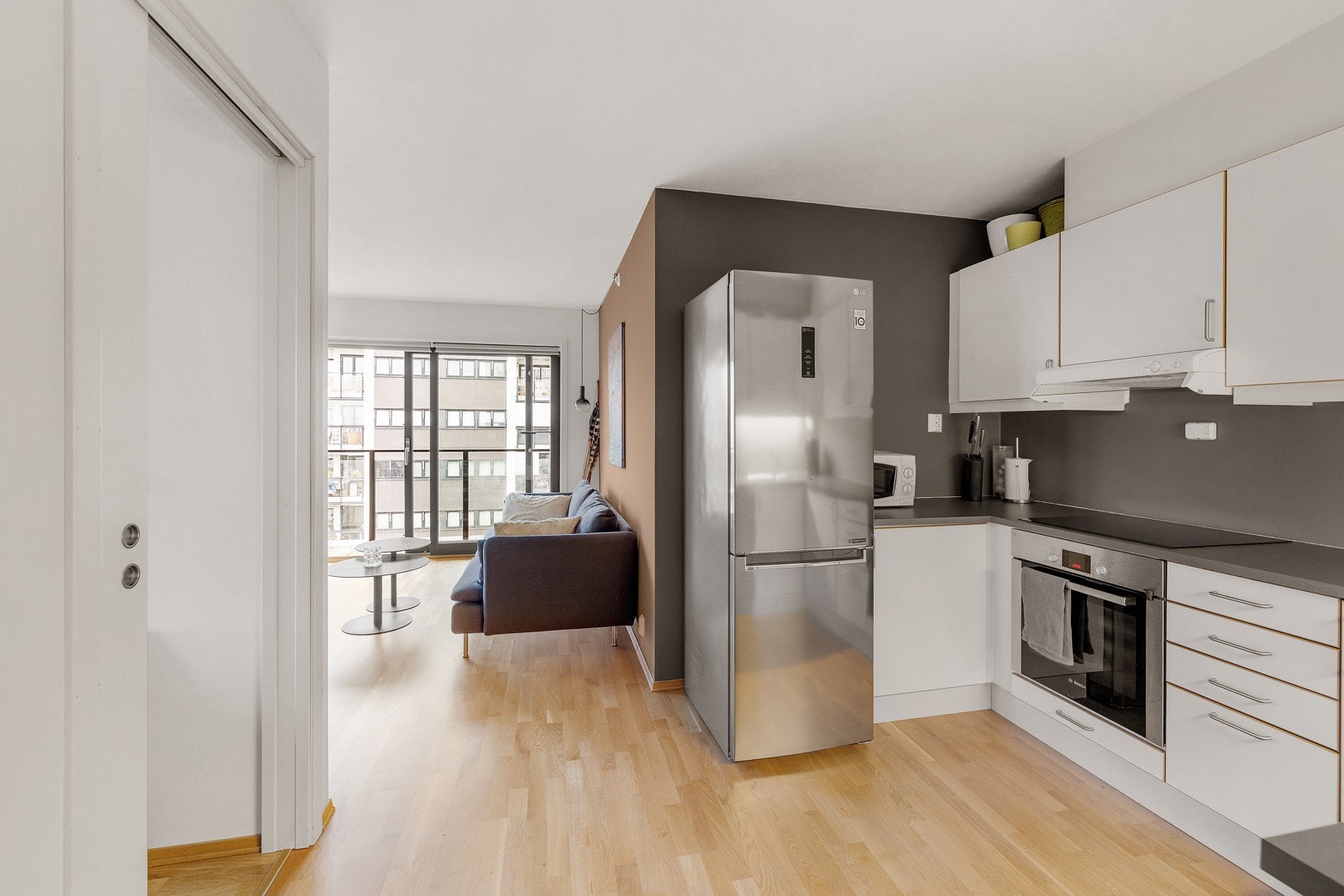 Leiligheten har en åpen stue/kjøkken løsning. Galleribilde