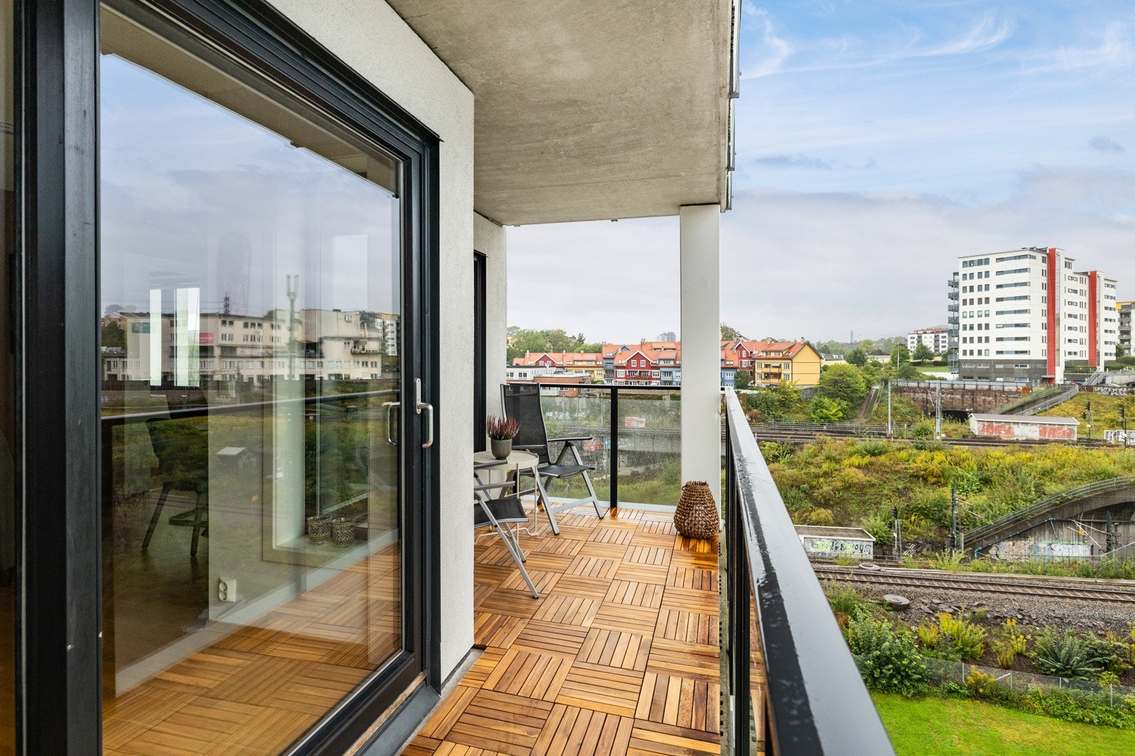 En østvendt balkong som gir nydelig utsikt ut mot Oslo. Galleribilde