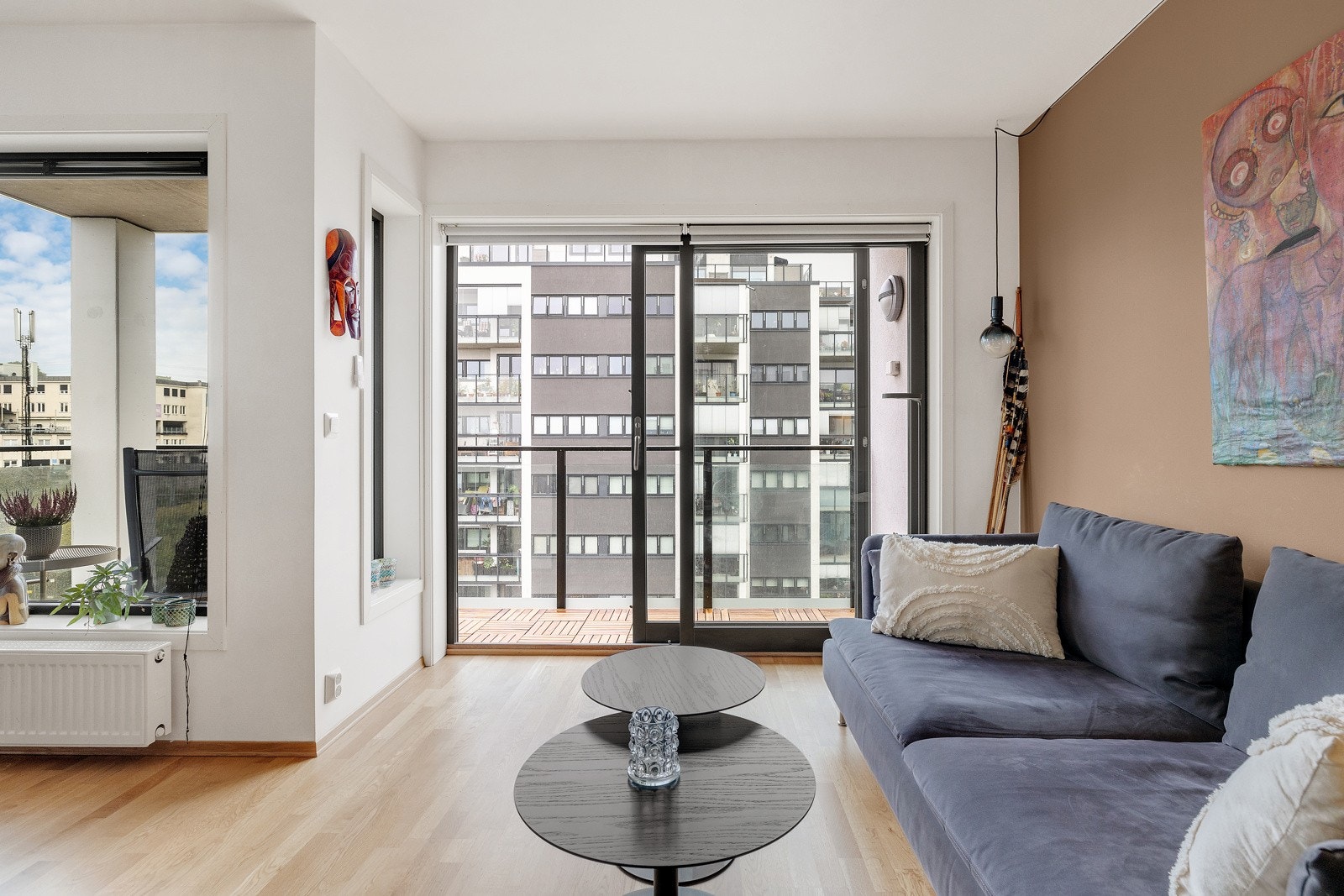 Det slippes inn rikelig med naturlig lys fra de store vindusflatene. Galleribilde