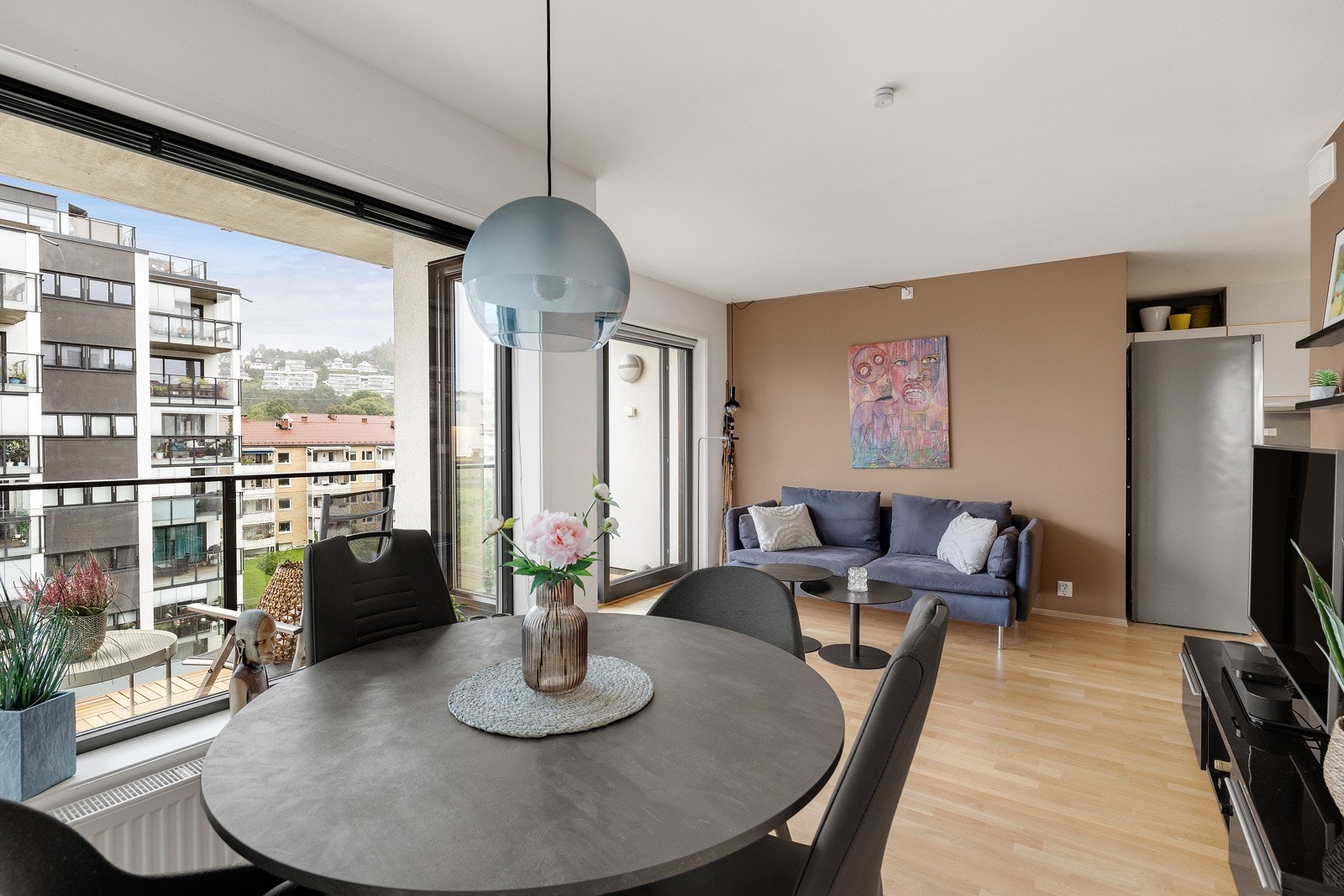 Stuen er av god størrelse med plass til både sofaseksjon og medievegg. Galleribilde