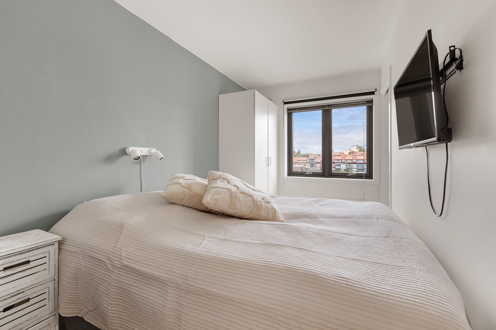 Leilighetens eneste soverom er av god størrelse. Galleribilde