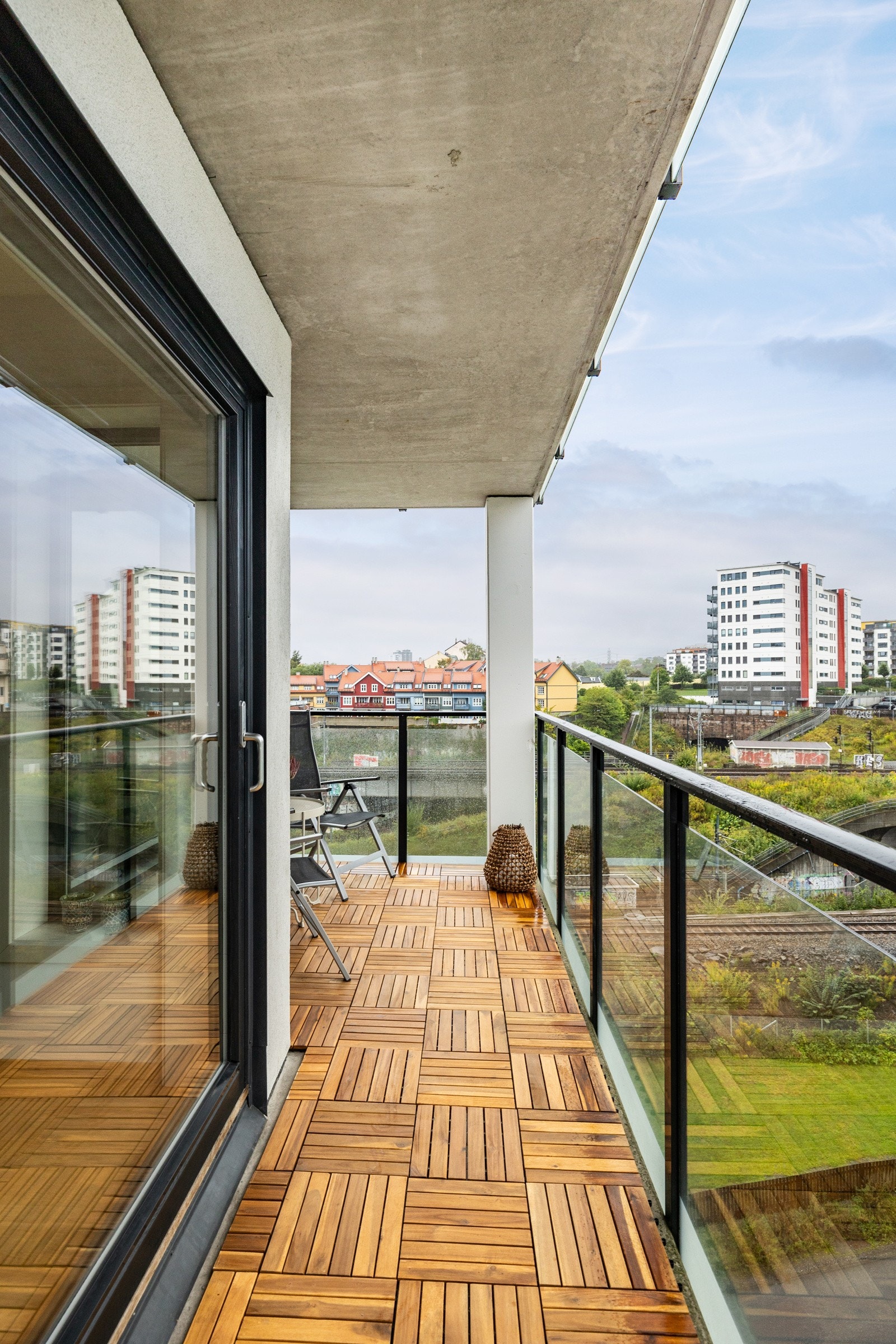 Balkongen er på ca. 8 kvm og kan by på egen utebelysning. Galleribilde