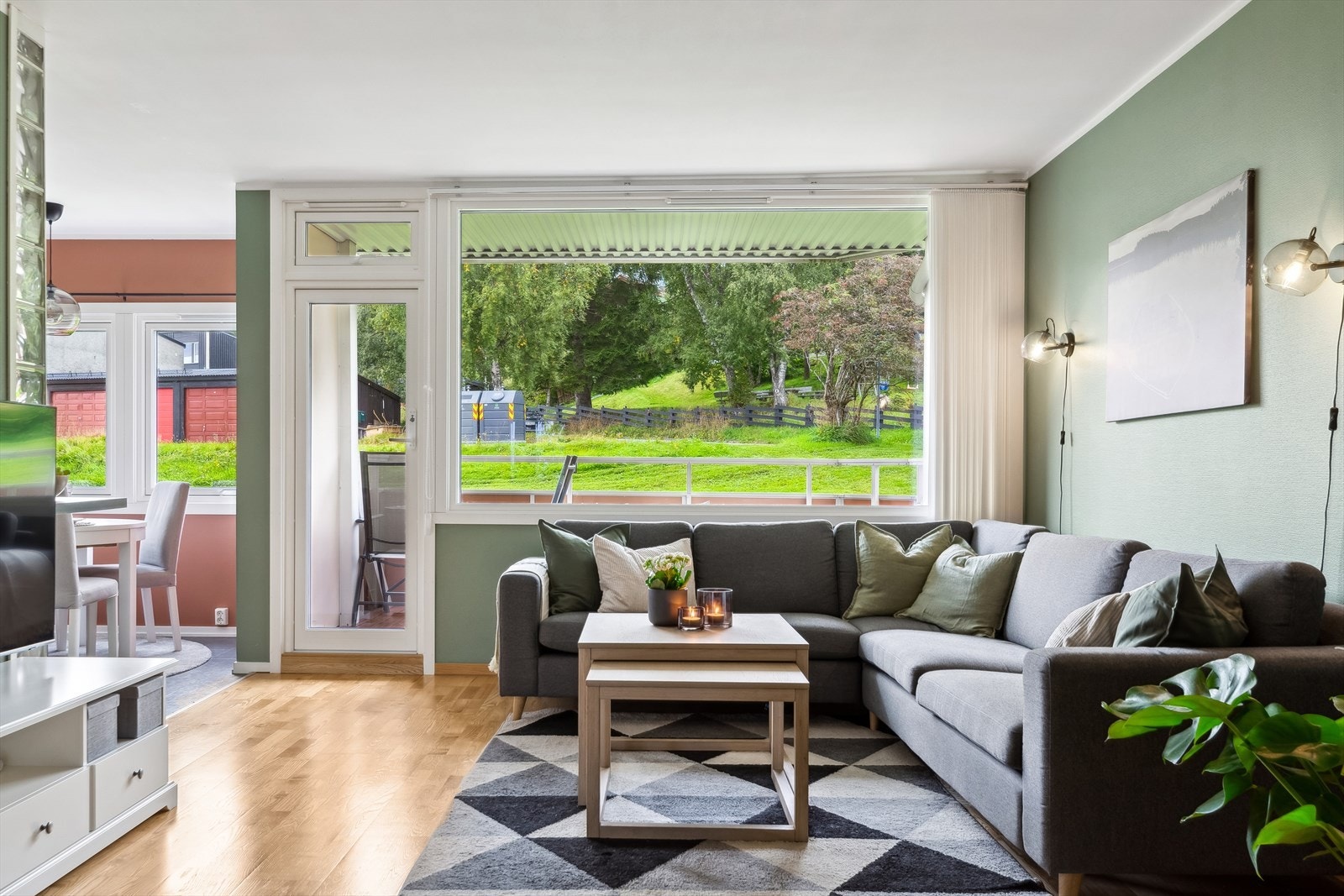 Stuen er ca 22,3 m² og har store vindusflater som gir mye naturlig lysinnslipp og bidrar til en behagelig romfølelse. Galleribilde