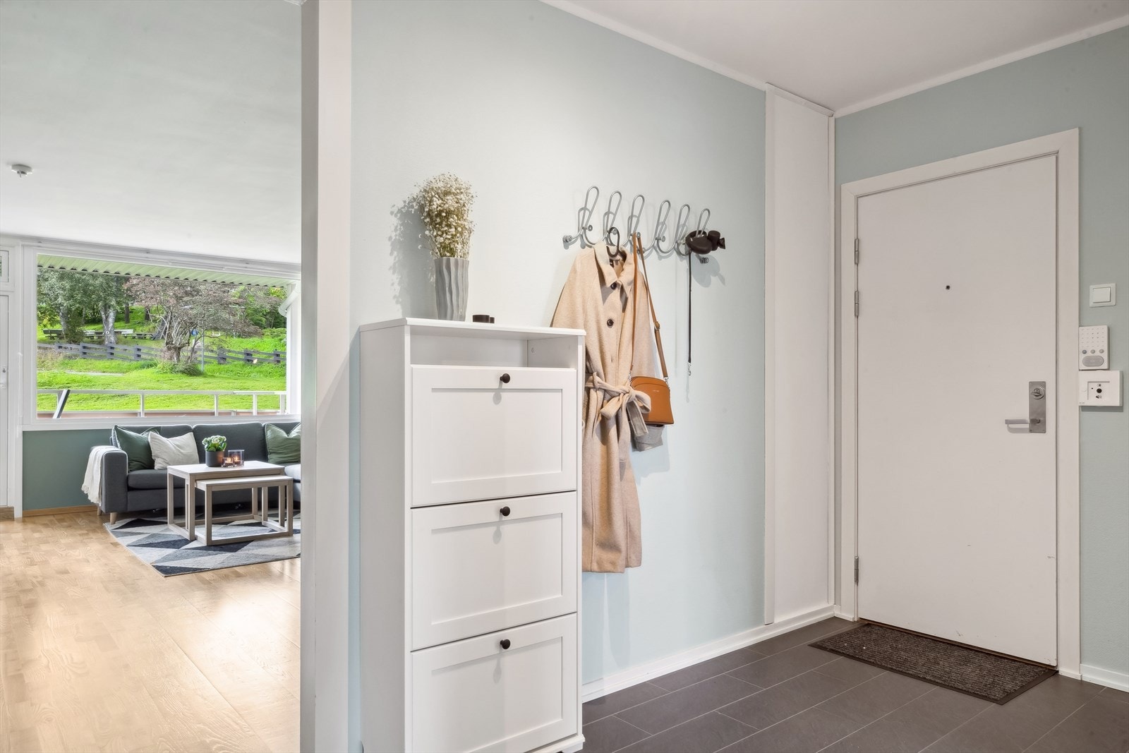 Ved entrédøren er det også dør/porttelefon. Velkommen inn! Galleribilde