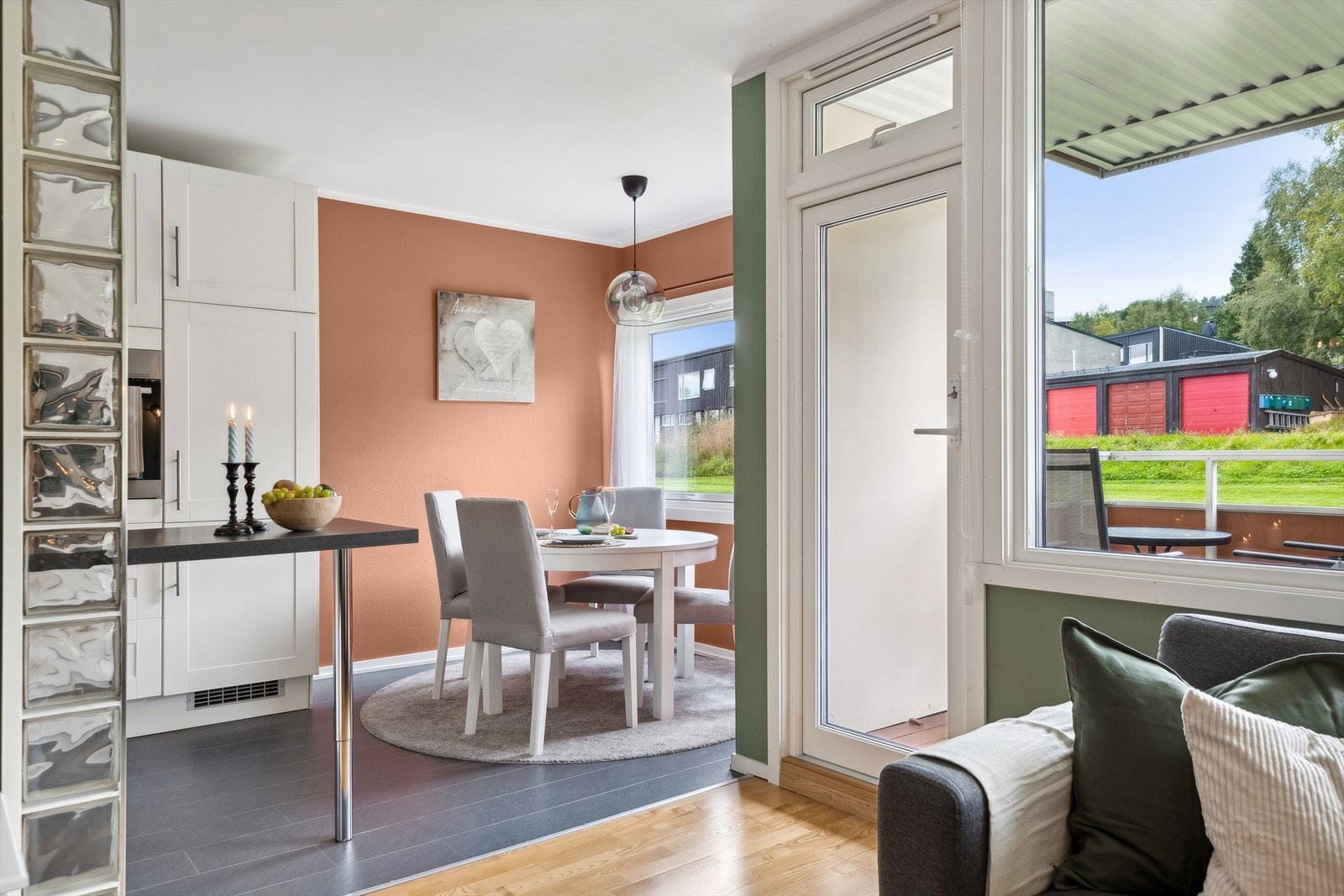 Fra stuen er det utgang til en overbygget balkong. Galleribilde