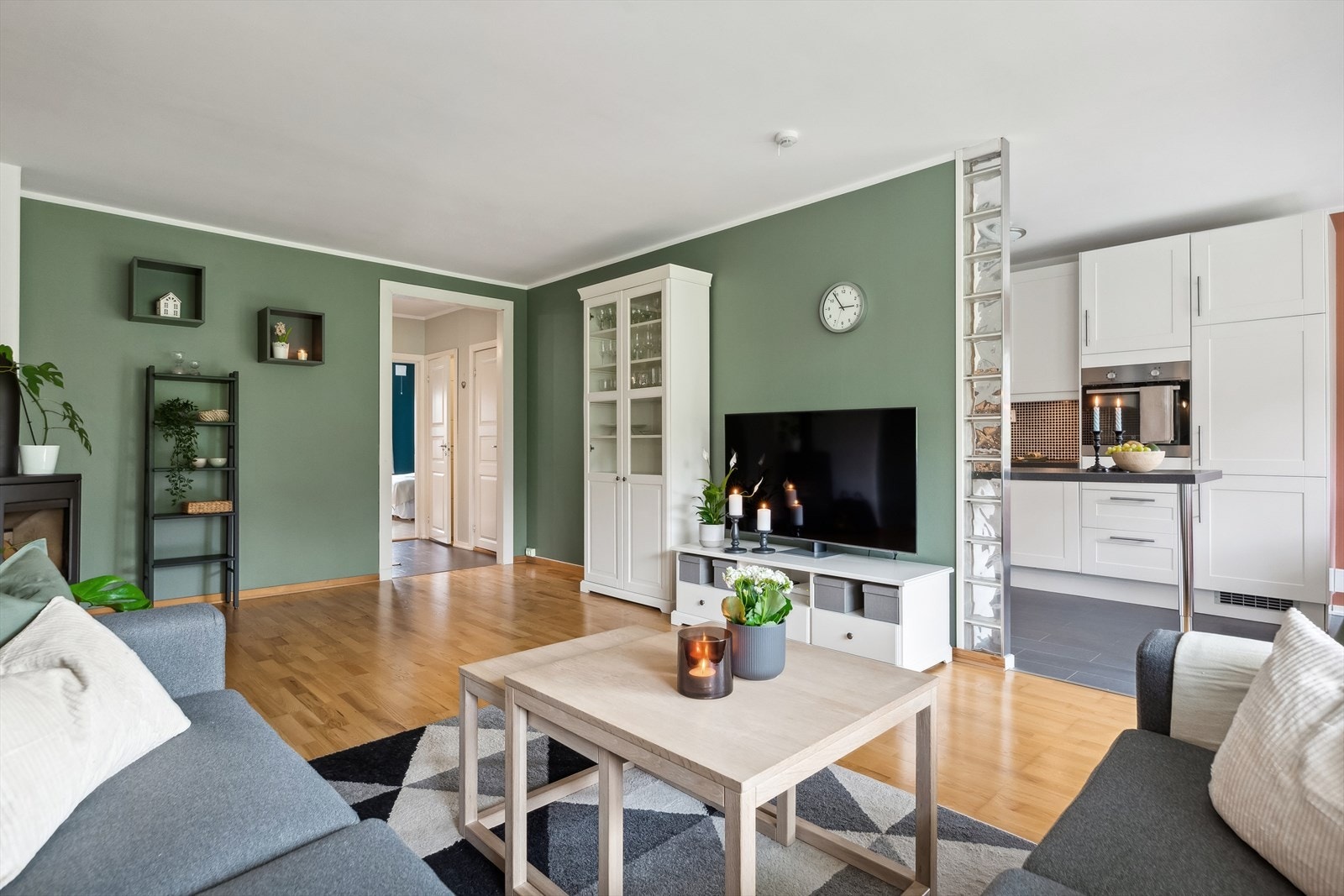 Stuens gode utforming og de moderne fargevalgene på vegger legger et godt grunnlag for å innrede rommet etter eget ønske. Galleribilde